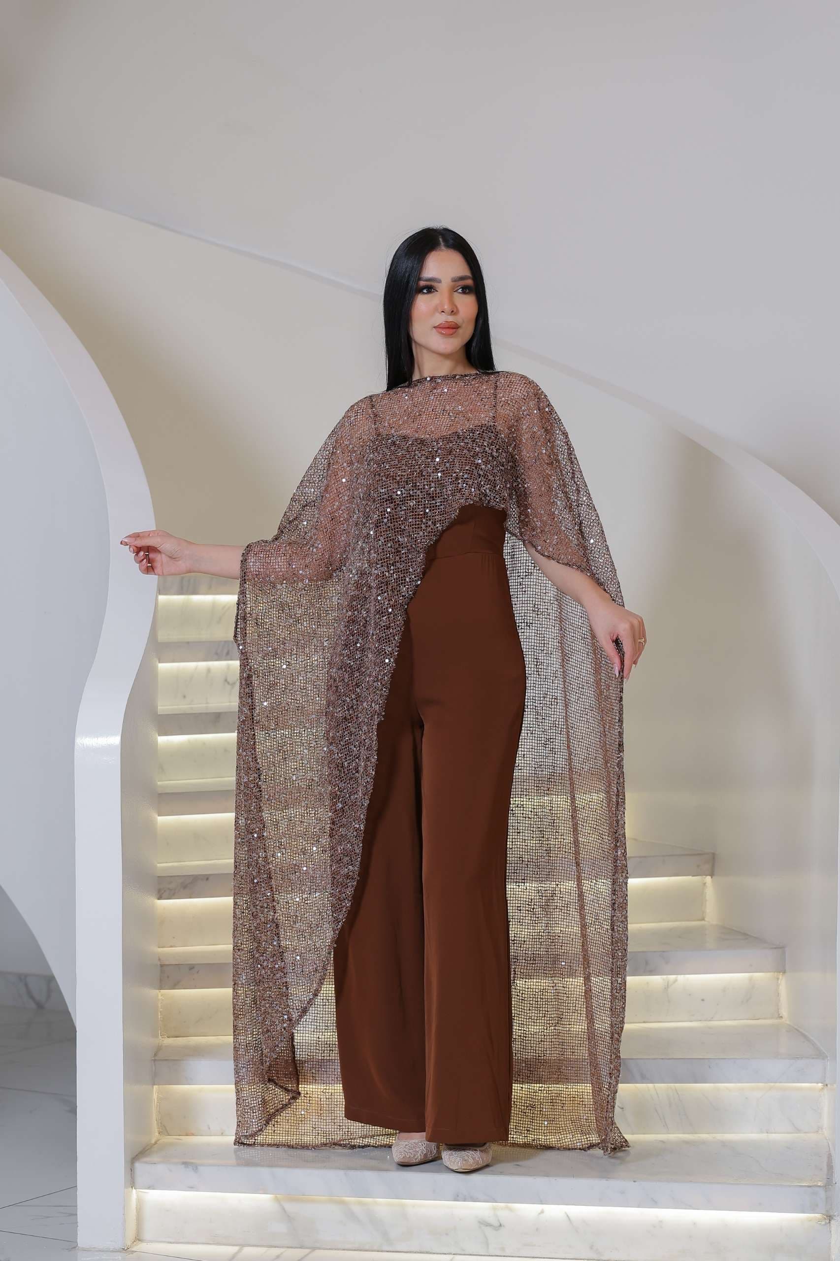 جمبسوت أنيق يجمع بين الفخامة العصرية والنعومة الكلاسيكية بتصميم مميز يمنح إطلالة راقية