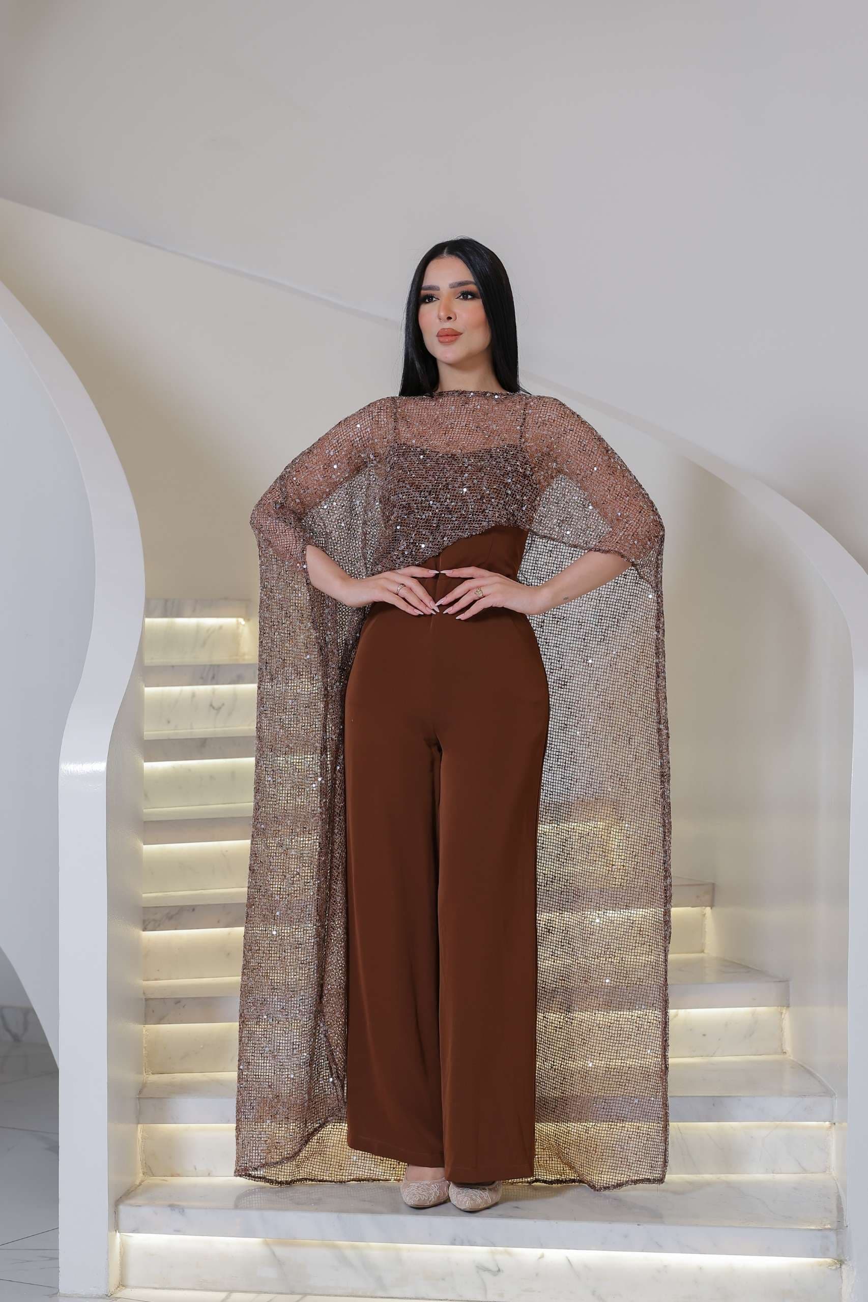 جمبسوت أنيق يجمع بين الفخامة العصرية والنعومة الكلاسيكية بتصميم مميز يمنح إطلالة راقية