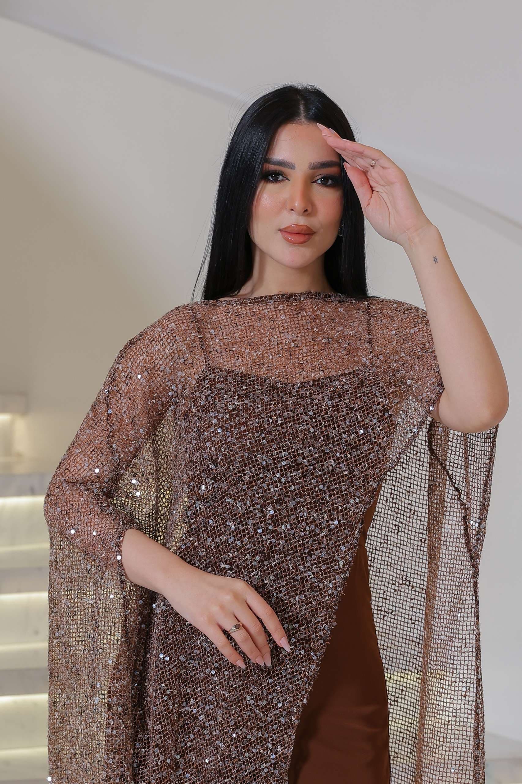 جمبسوت أنيق يجمع بين الفخامة العصرية والنعومة الكلاسيكية بتصميم مميز يمنح إطلالة راقية