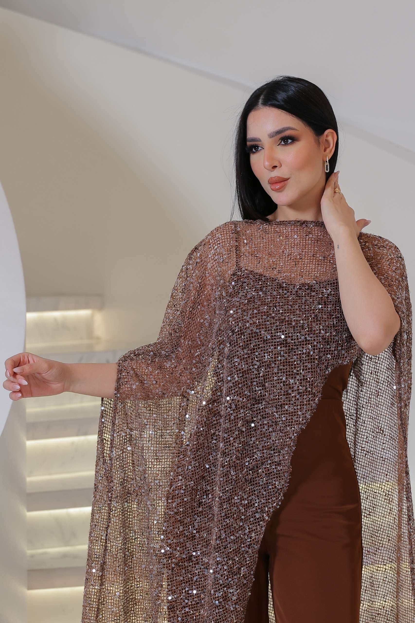 جمبسوت أنيق يجمع بين الفخامة العصرية والنعومة الكلاسيكية بتصميم مميز يمنح إطلالة راقية