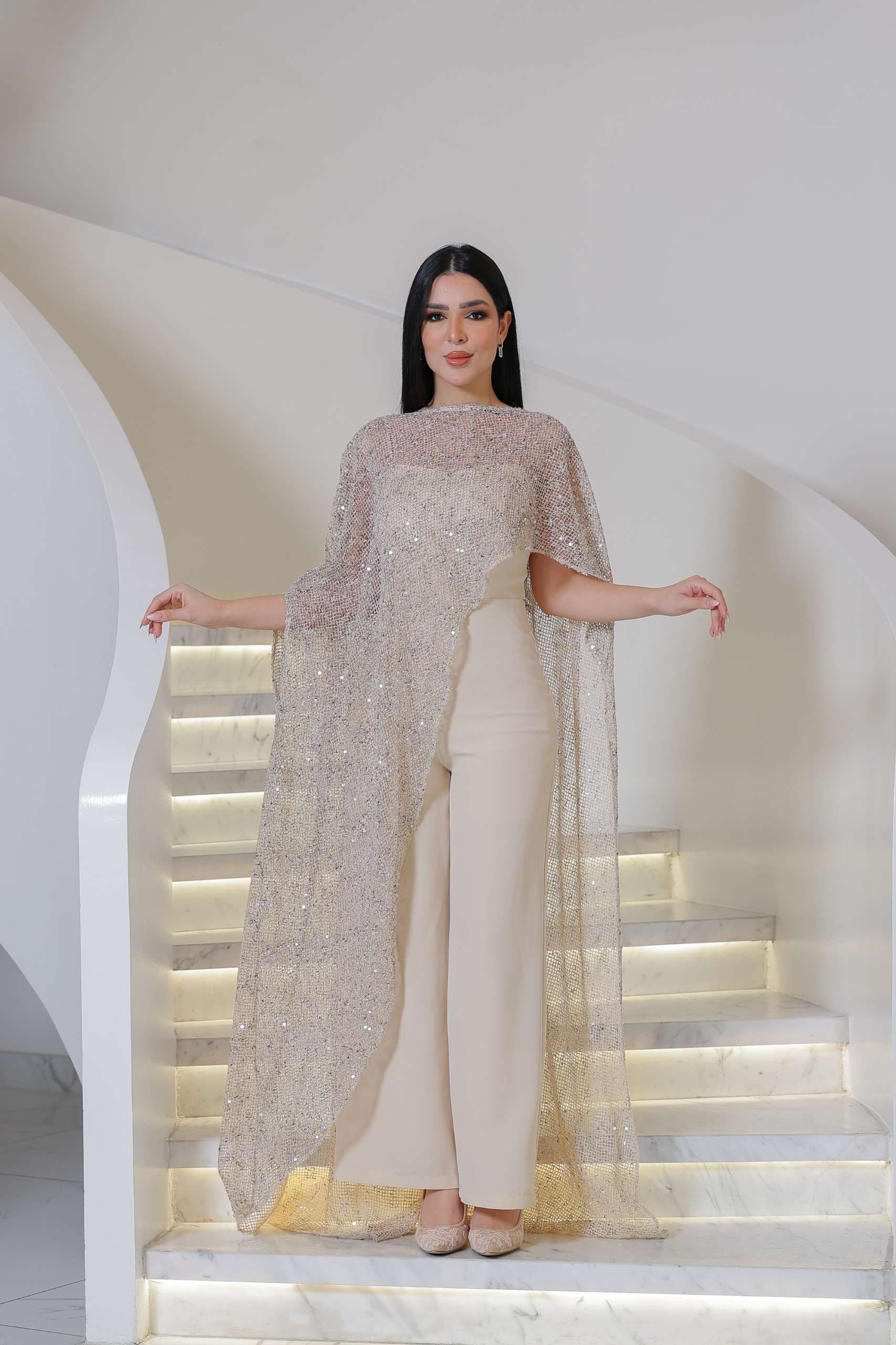 جمبسوت أنيق يجمع بين الفخامة العصرية والنعومة الكلاسيكية بتصميم مميز يمنح إطلالة راقية