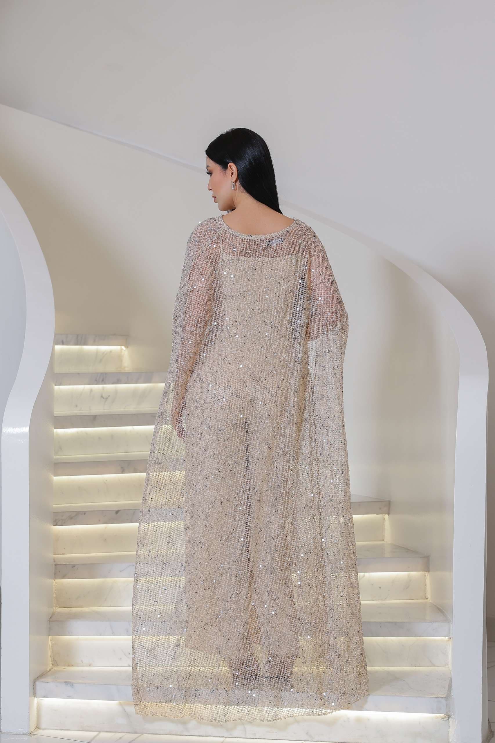 جمبسوت أنيق يجمع بين الفخامة العصرية والنعومة الكلاسيكية بتصميم مميز يمنح إطلالة راقية