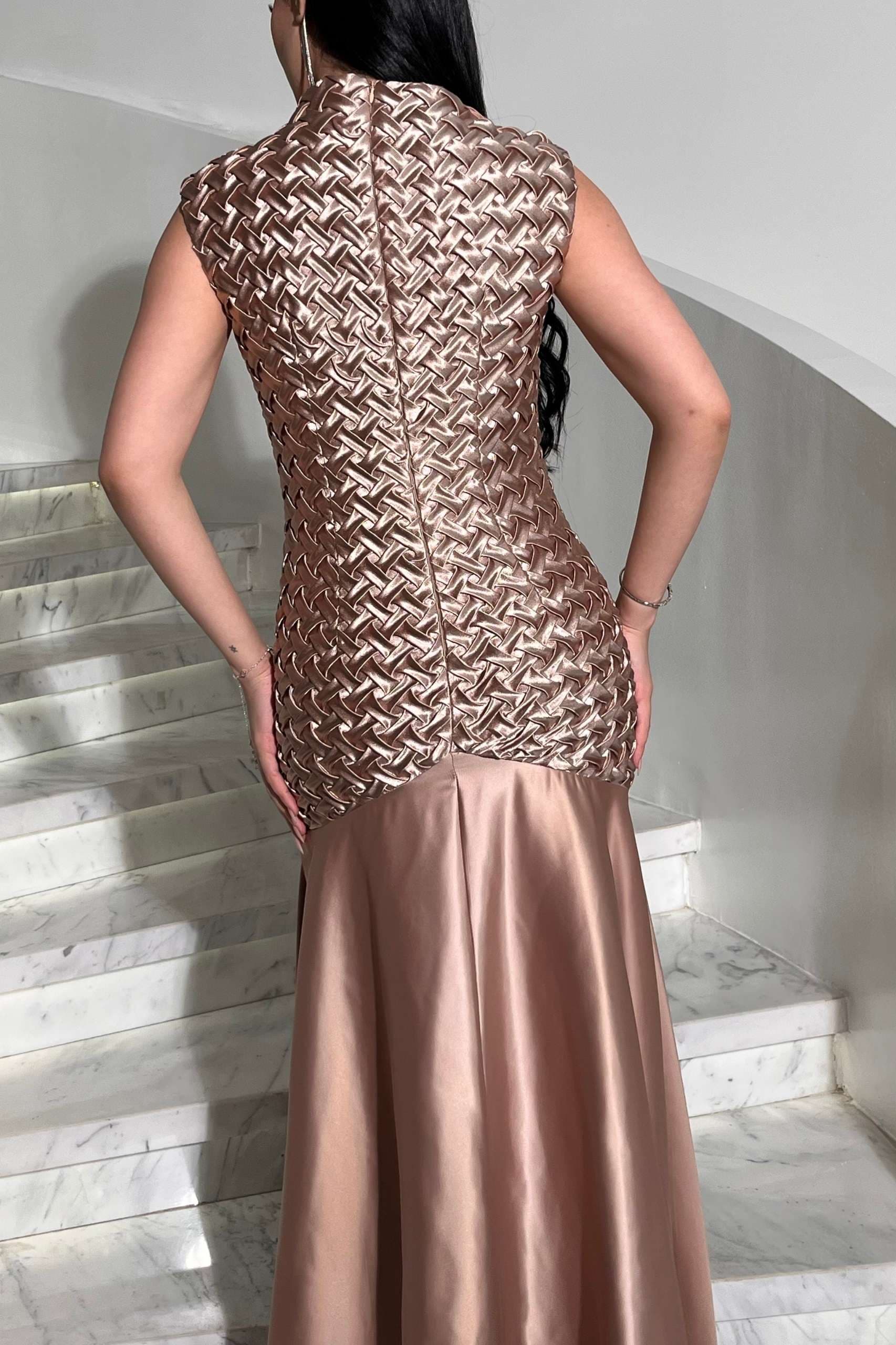 فستان أنثوي فاخر يجمع بين الرقي العصري والنعومة الكلاسيكية.