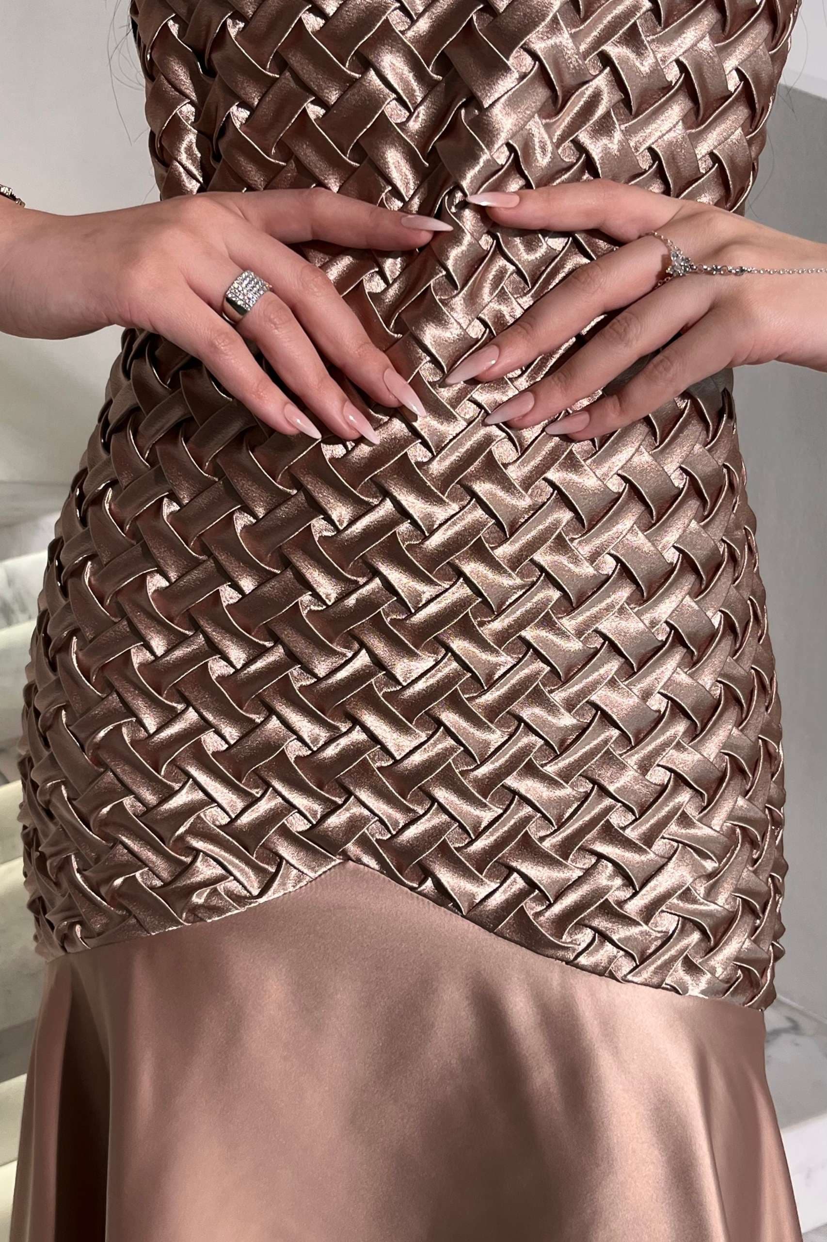 فستان أنثوي فاخر يجمع بين الرقي العصري والنعومة الكلاسيكية.