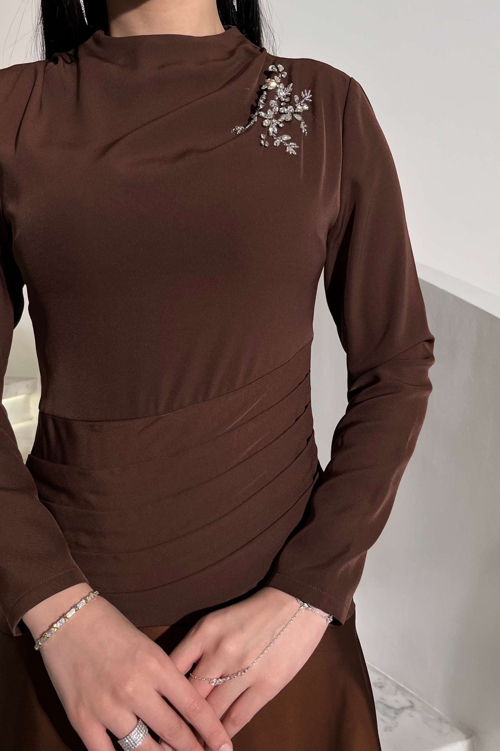 فستان سهره كلوش مزين بكرستال على الكتف