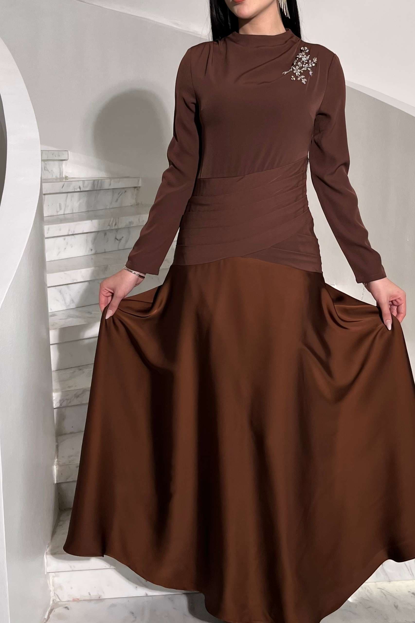 فستان سهره كلوش مزين بكرستال على الكتف