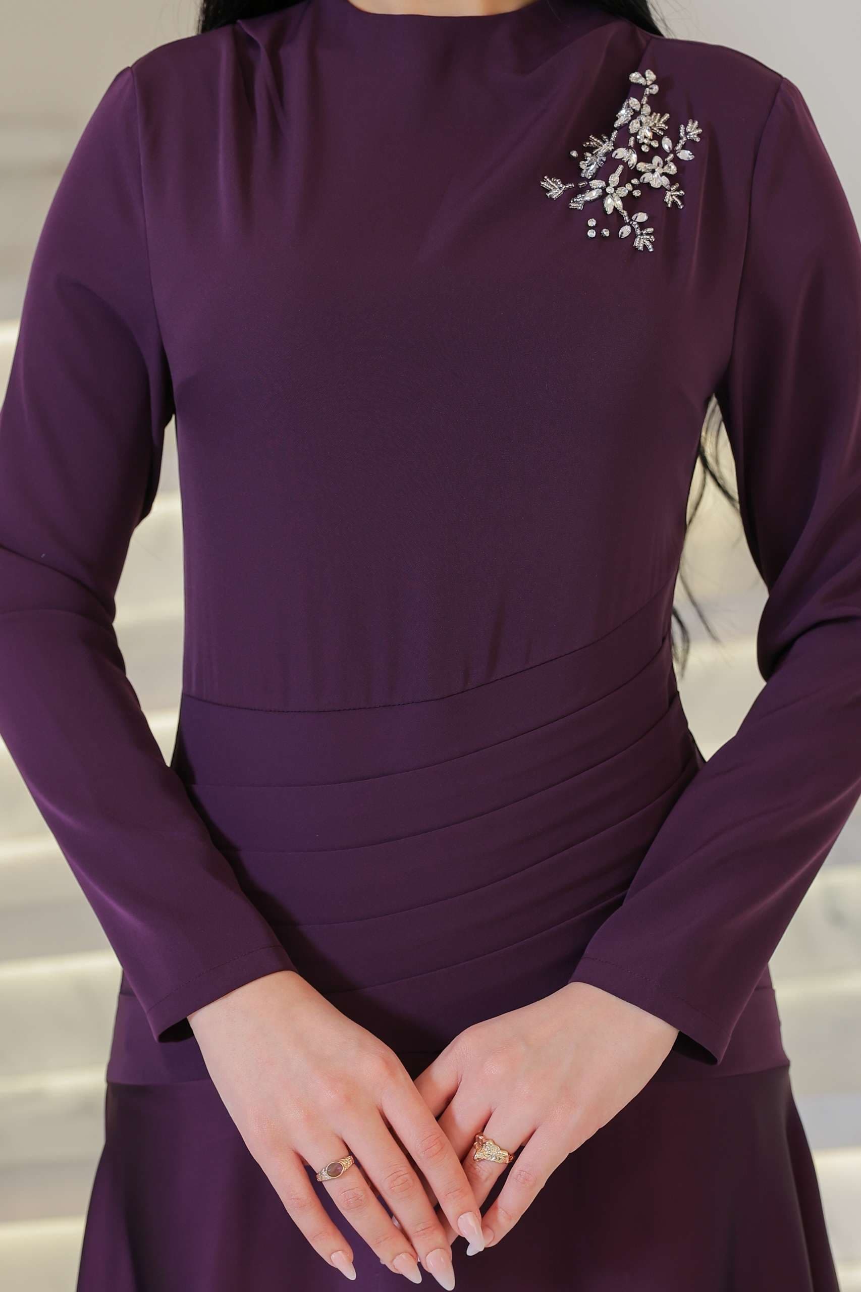 فستان سهره كلوش مزين بكرستال على الكتف