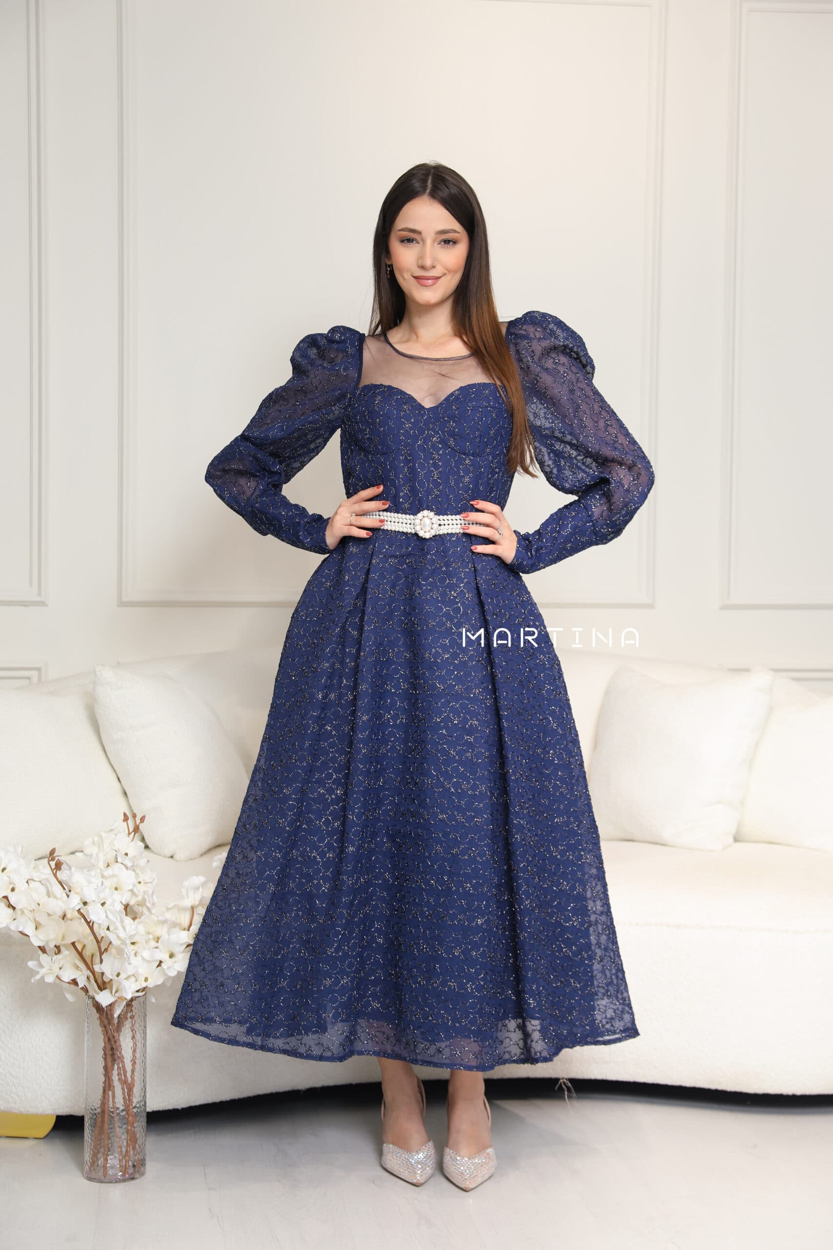 فستان بقصة صدر شفافة واكمام أنيقة