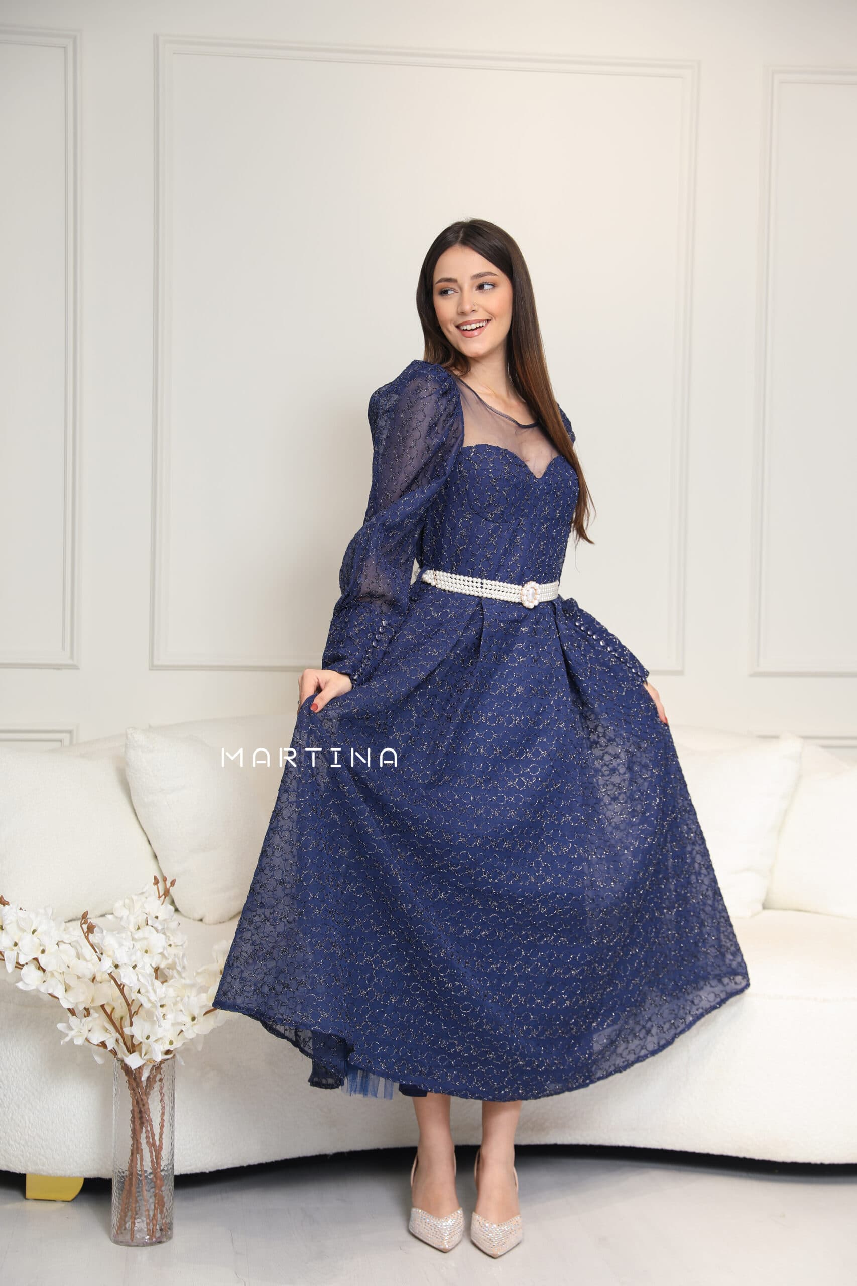 فستان بقصة صدر شفافة واكمام أنيقة