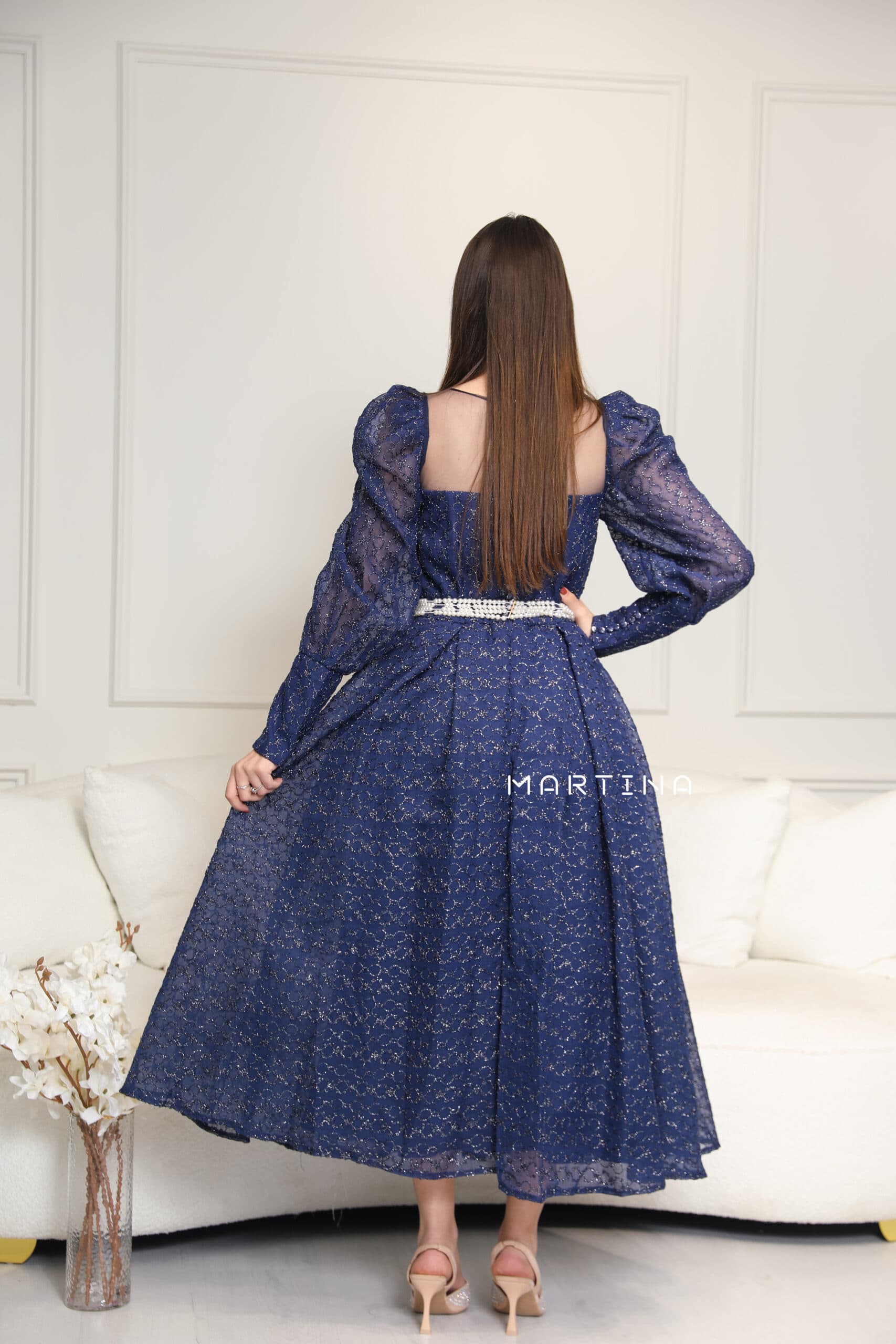 فستان بقصة صدر شفافة واكمام أنيقة