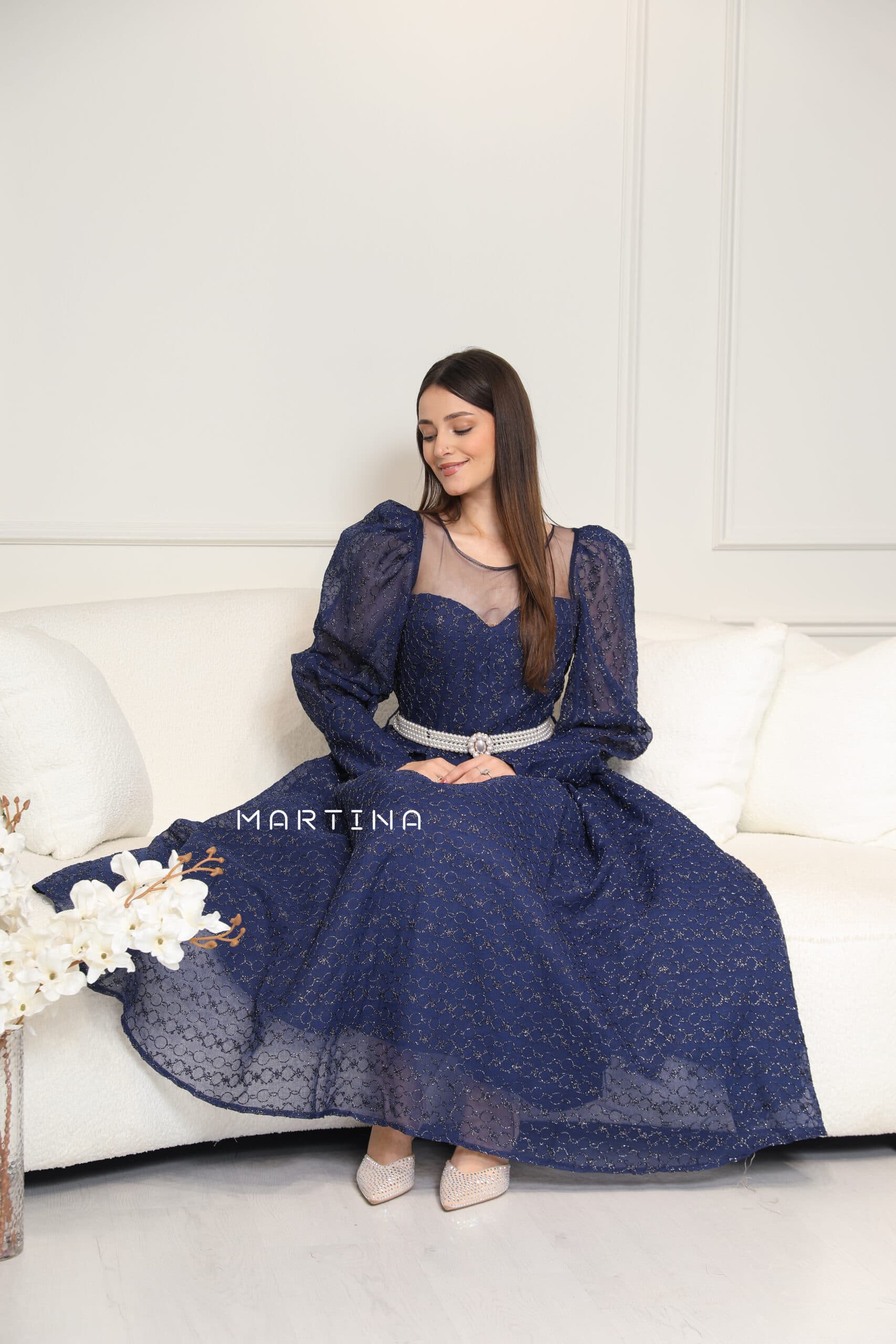 فستان بقصة صدر شفافة واكمام أنيقة