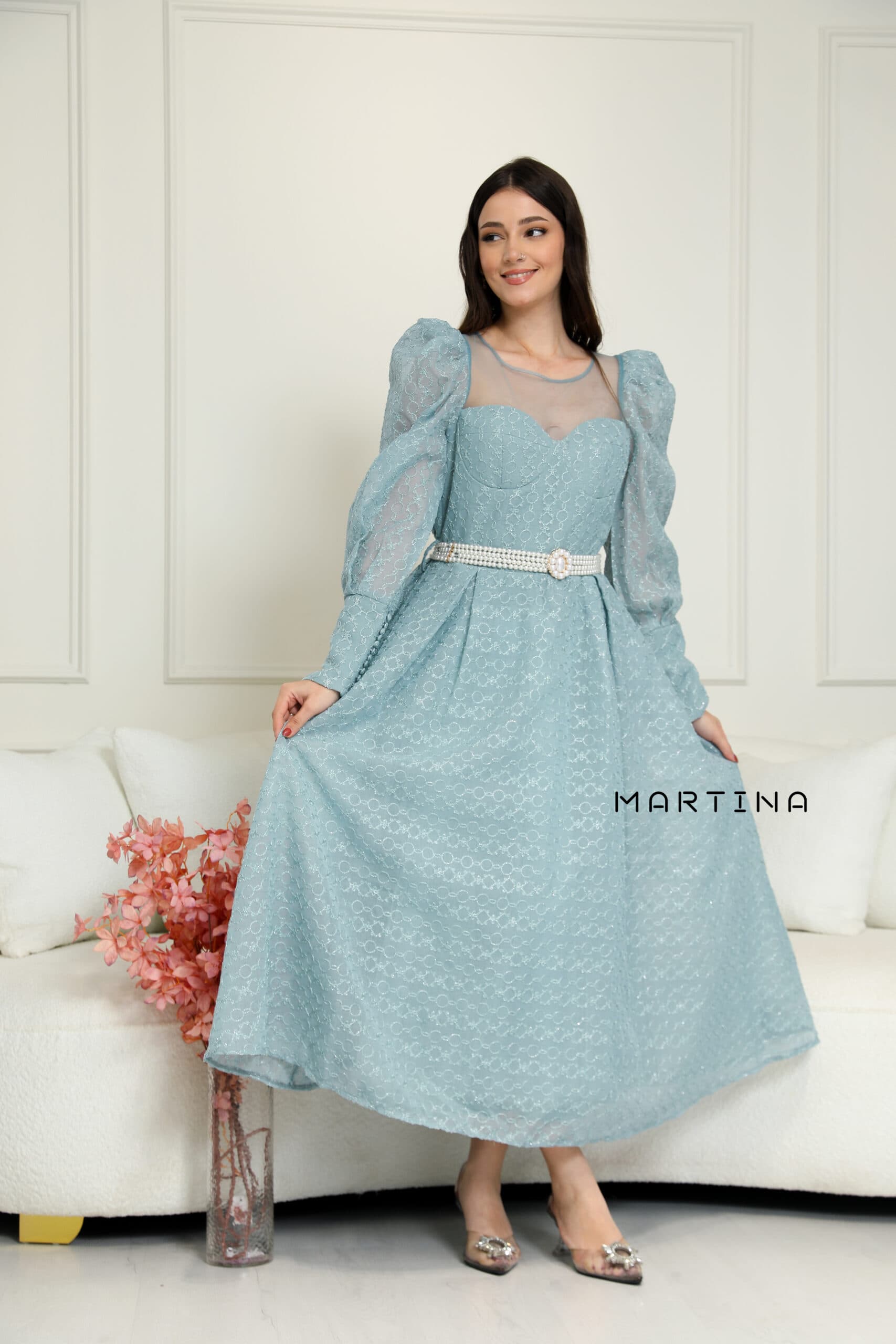 فستان بقصة صدر شفافة واكمام أنيقة