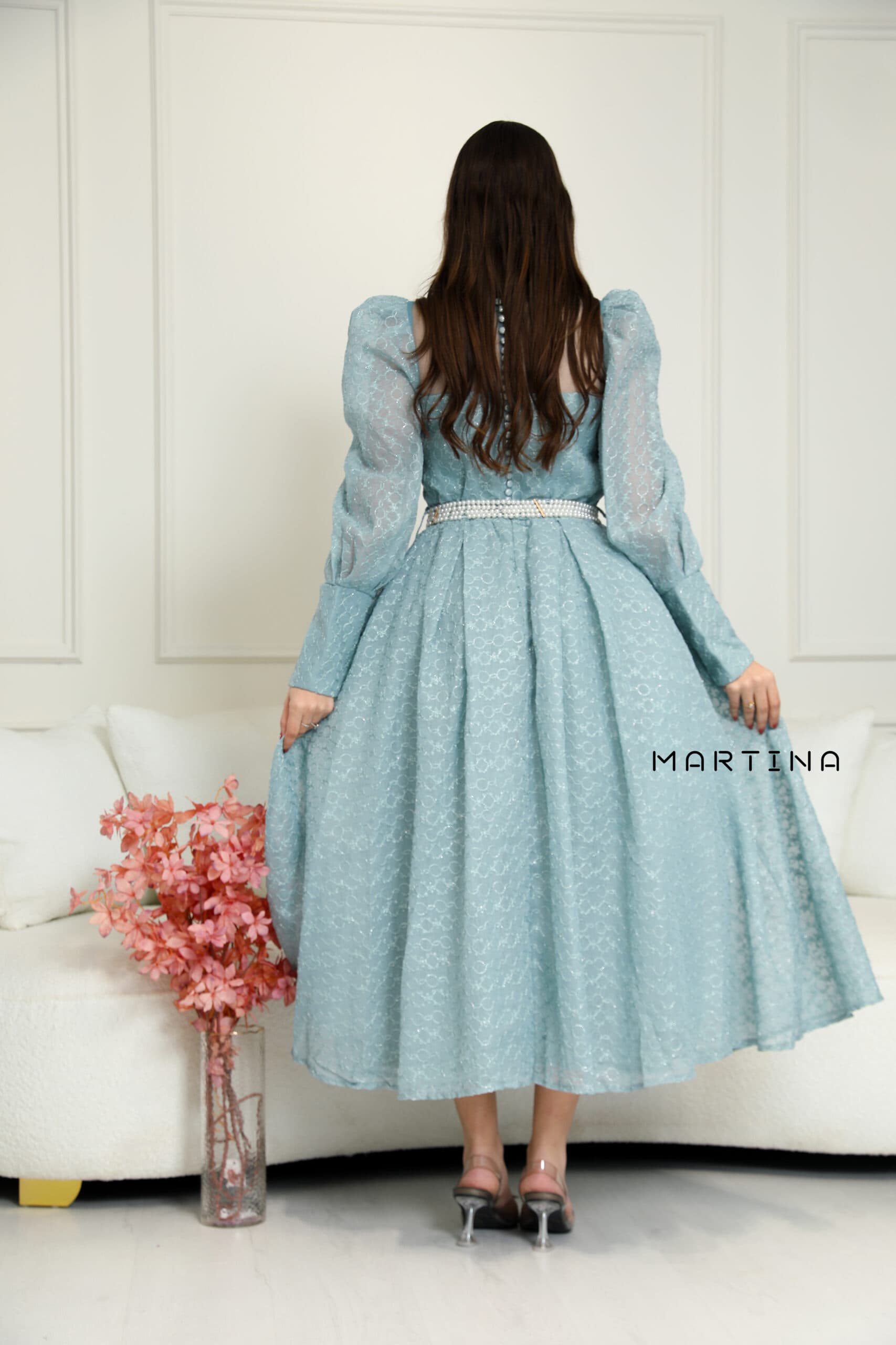 فستان بقصة صدر شفافة واكمام أنيقة