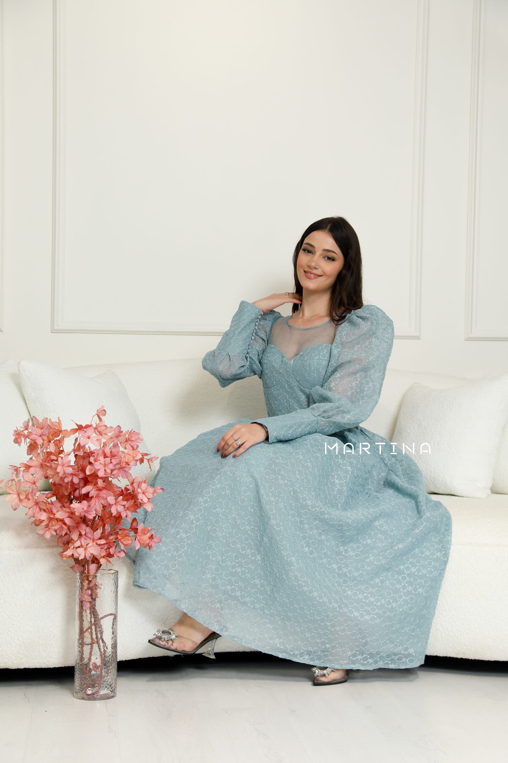 فستان بقصة صدر شفافة واكمام أنيقة