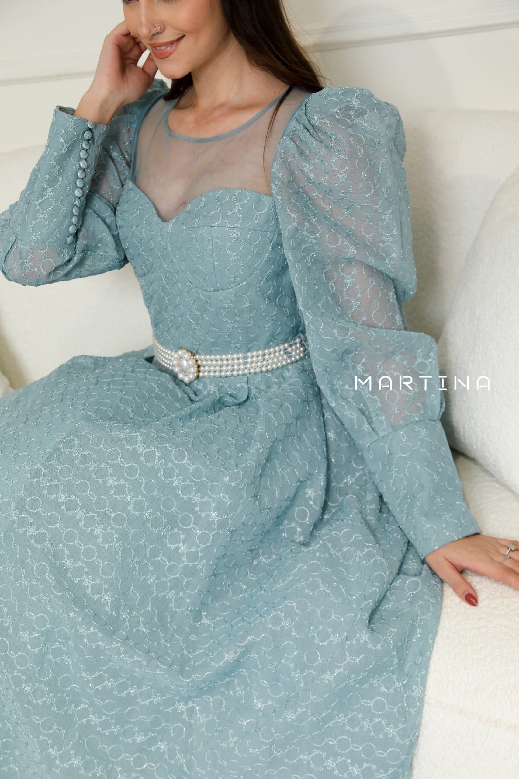 فستان بقصة صدر شفافة واكمام أنيقة