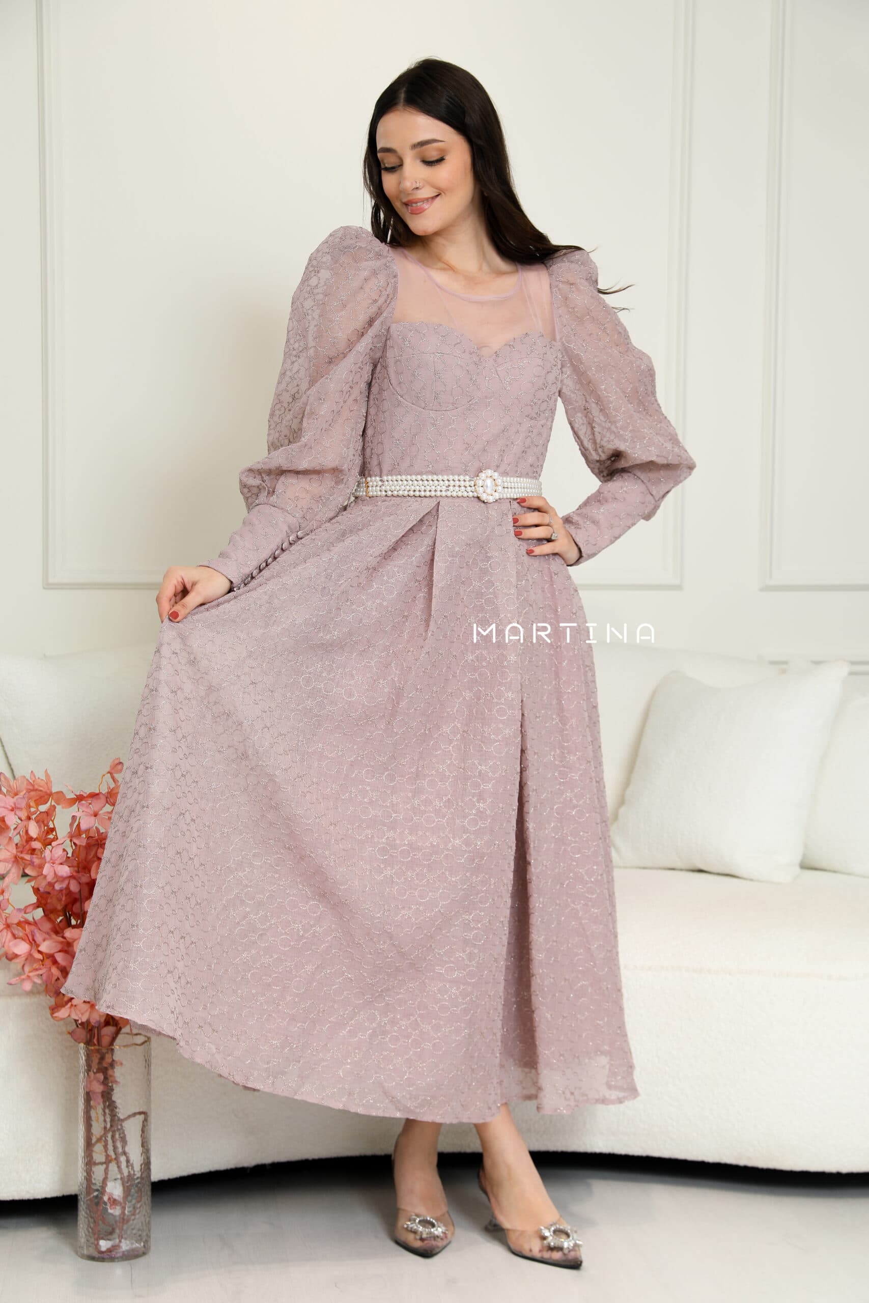 فستان بقصة صدر شفافة واكمام أنيقة