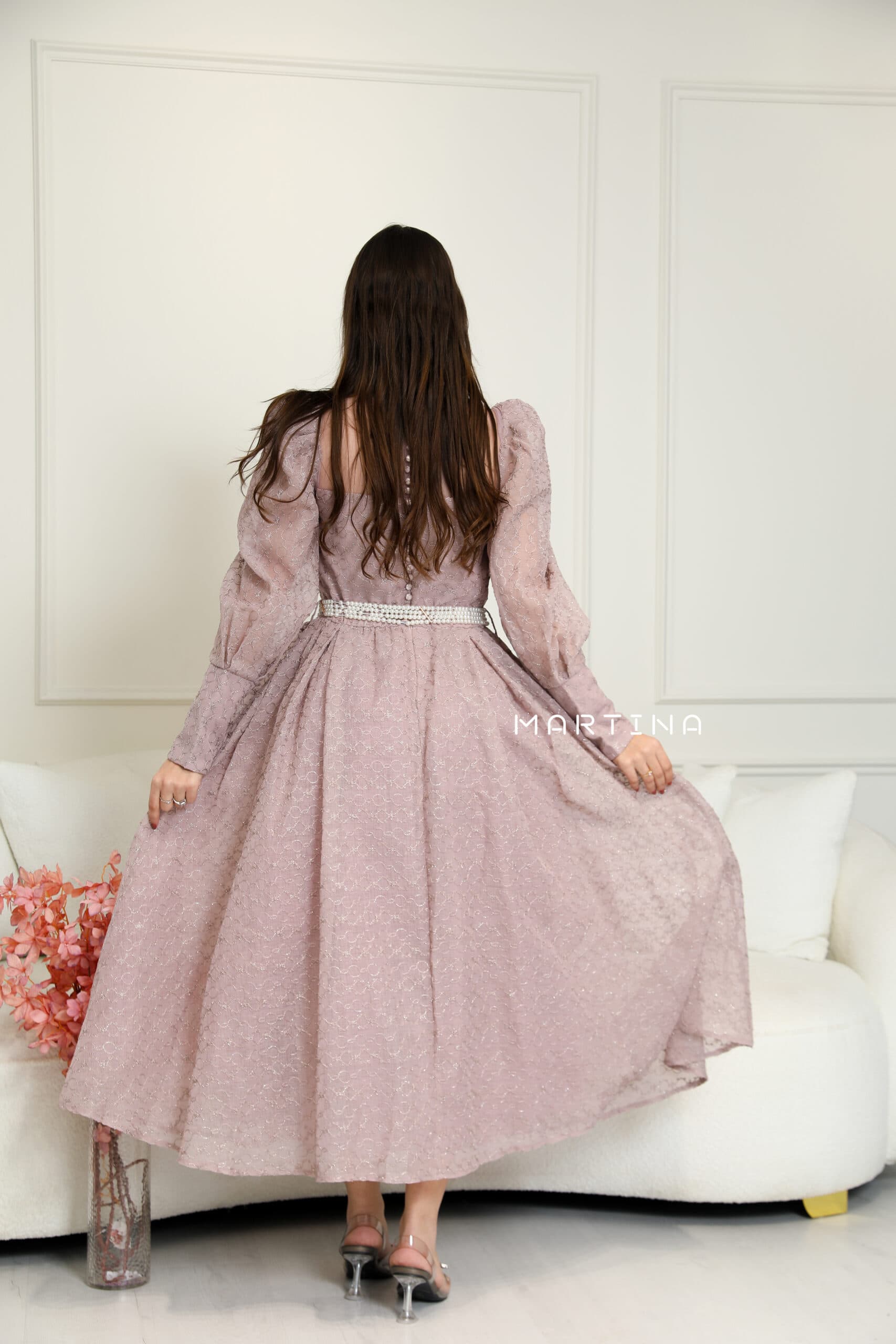 فستان بقصة صدر شفافة واكمام أنيقة