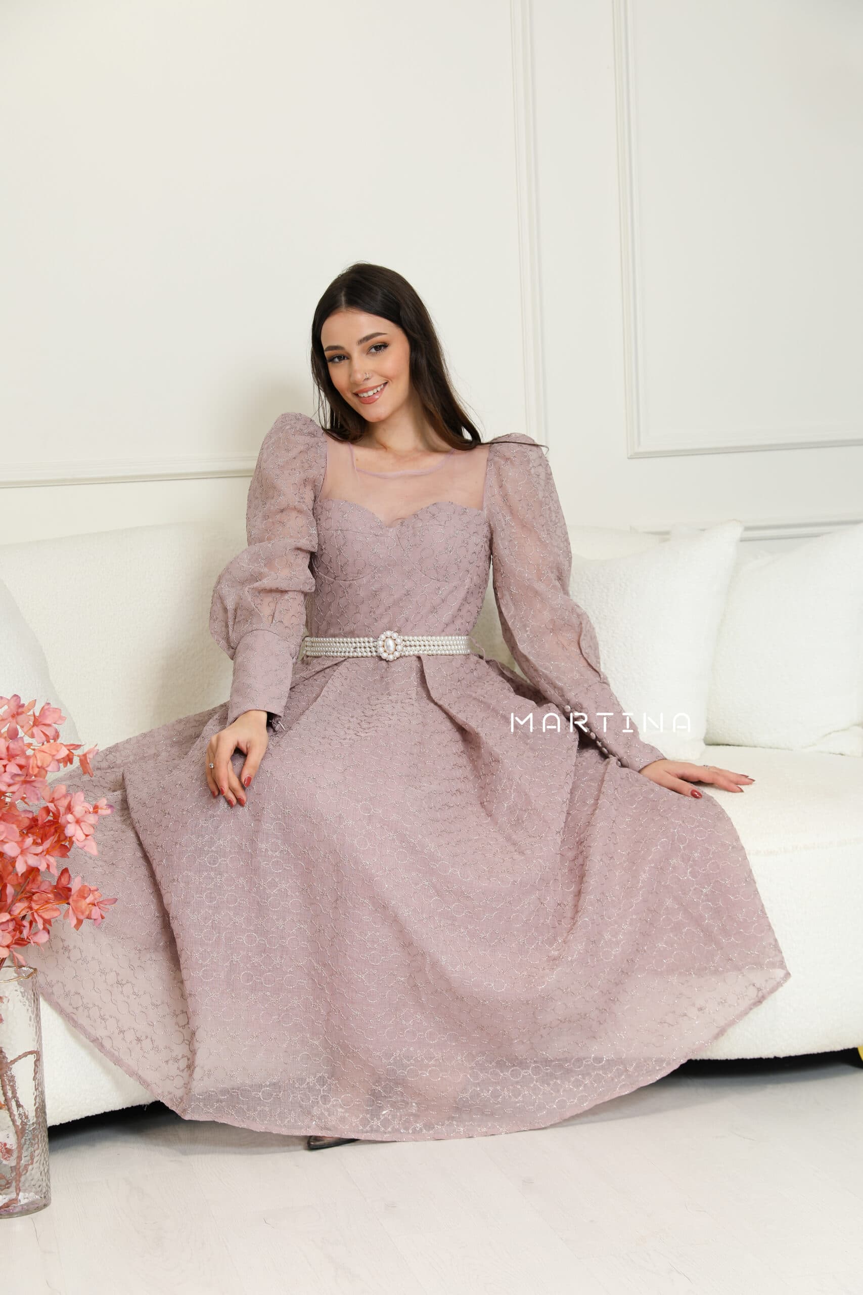 فستان بقصة صدر شفافة واكمام أنيقة