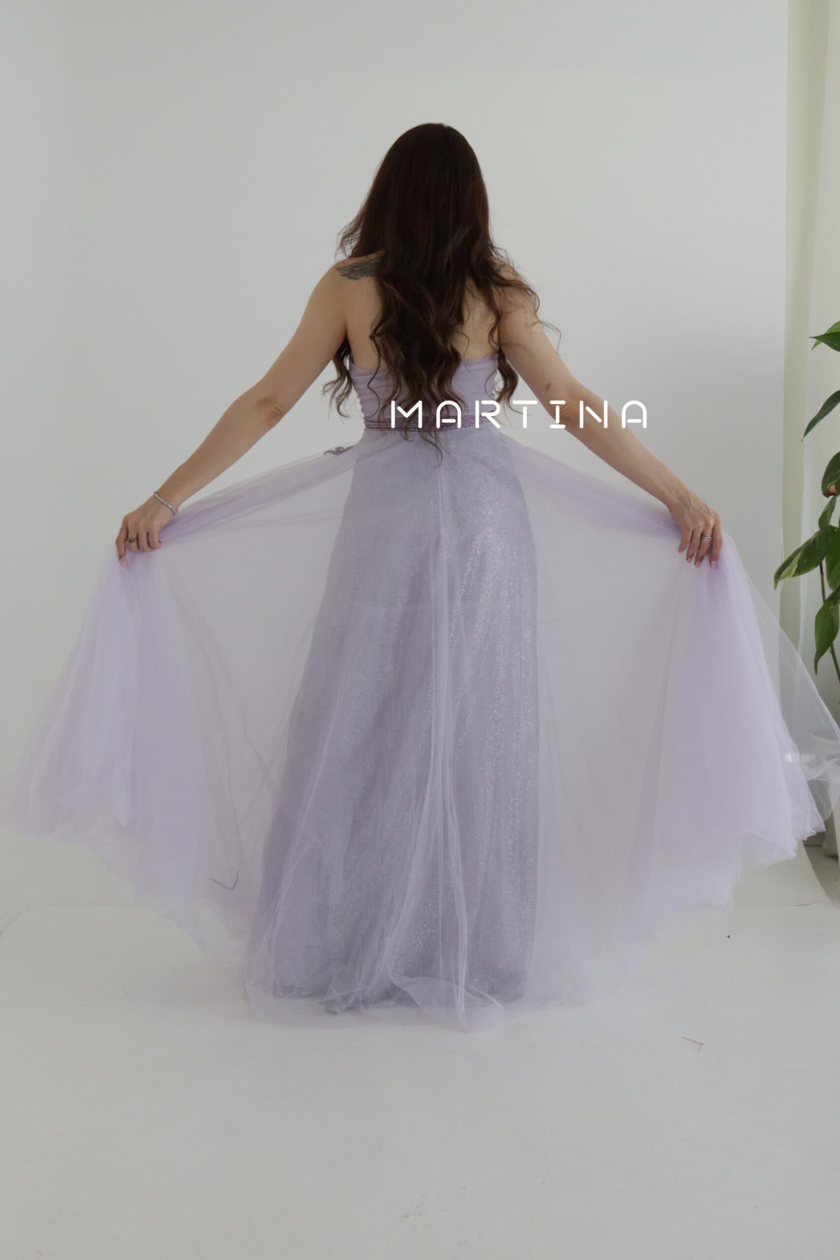 فستان سهرة أنيق بتشكيلة عنق جذابة