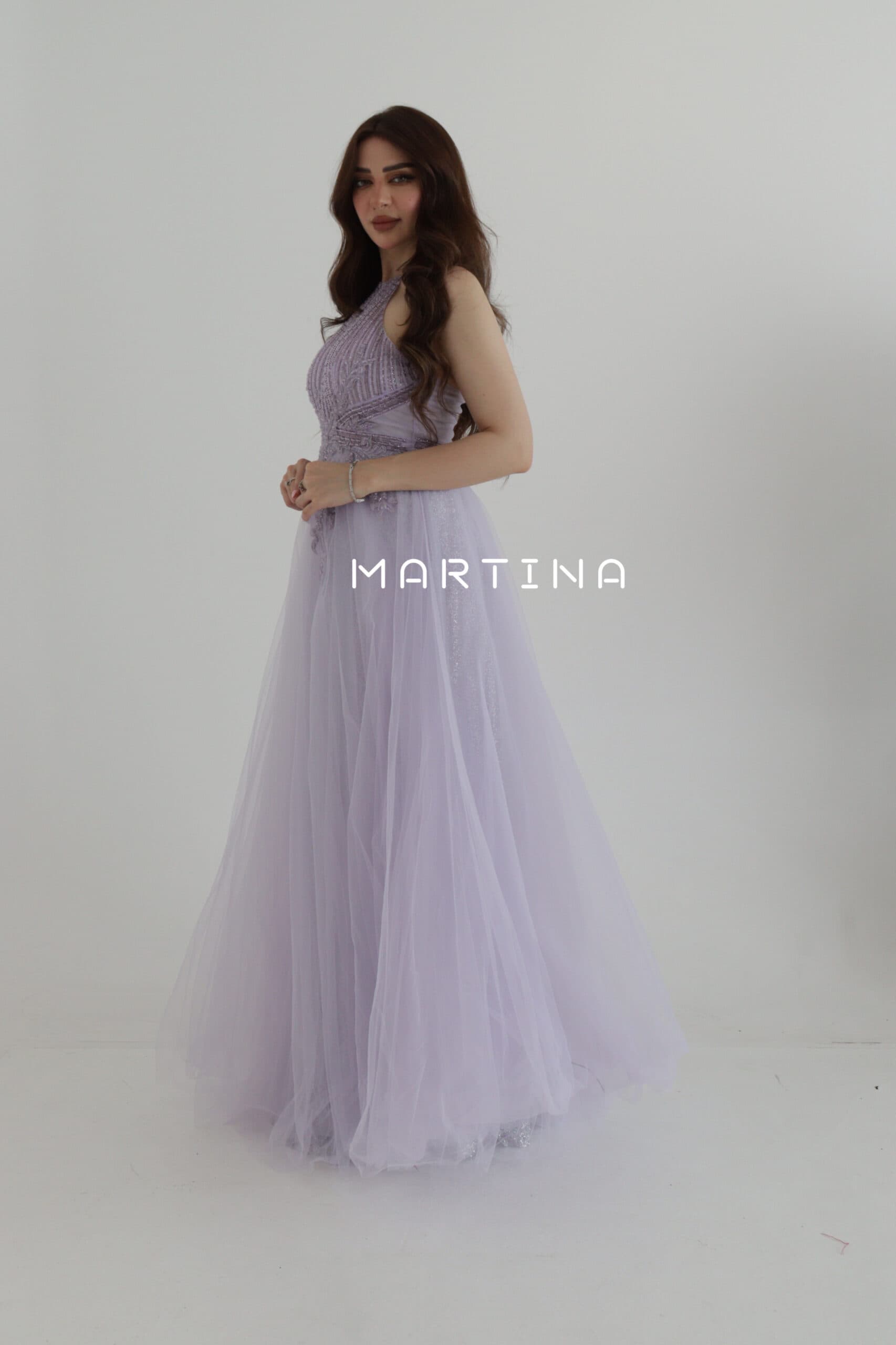 فستان سهرة أنيق بتشكيلة عنق جذابة