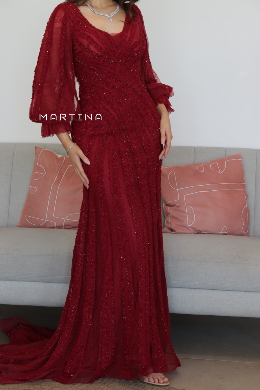 فستان سهرة بأكمام طويلة مطرز بخرز لامع