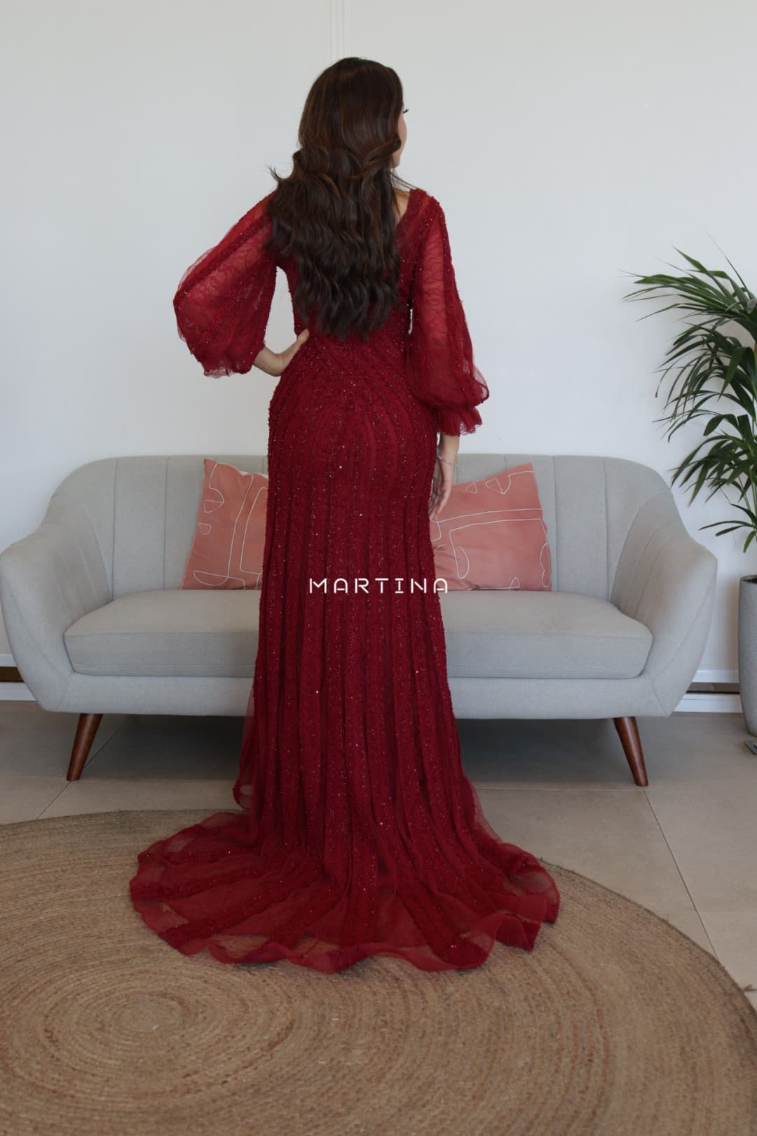 فستان سهرة بأكمام طويلة مطرز بخرز لامع