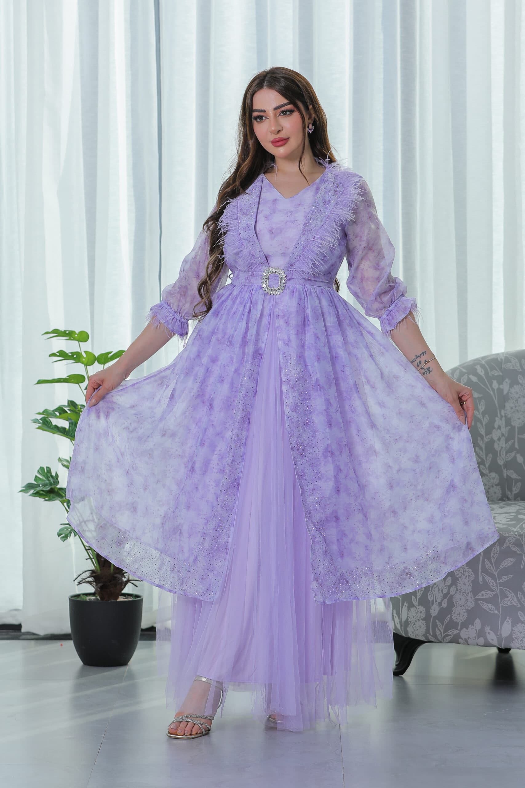 فستان شيفون بطبعة ورد وريش عالاكمام