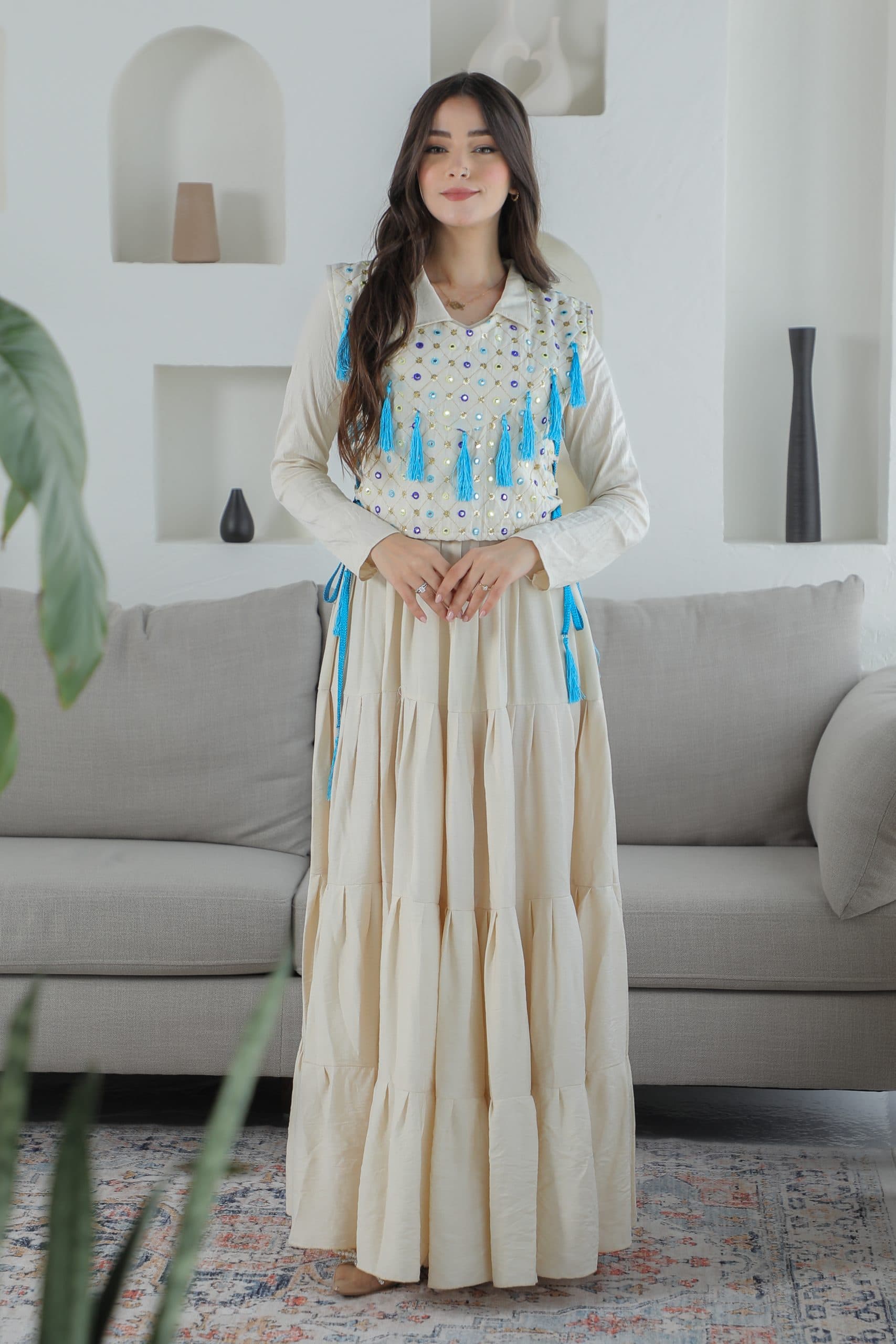 جلابية انيقة مزينة بخيوط زرقاء مع حزام ربط