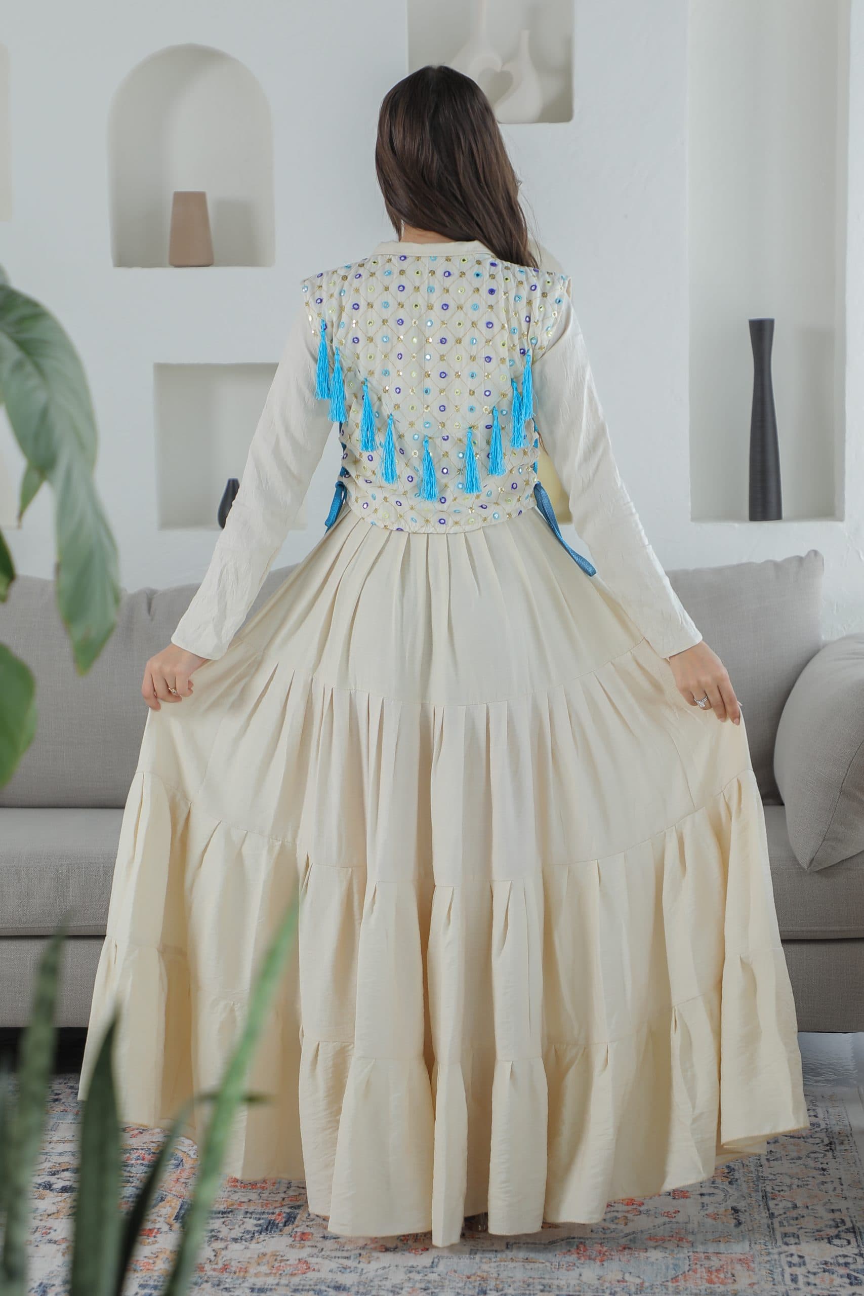 جلابية انيقة مزينة بخيوط زرقاء مع حزام ربط