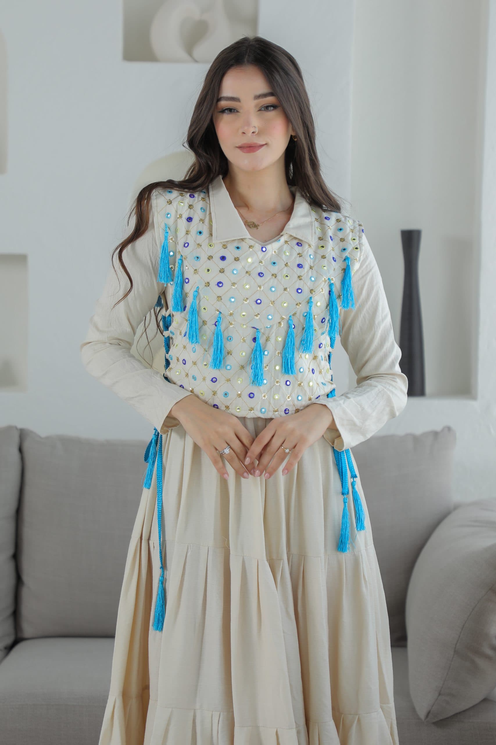 جلابية انيقة مزينة بخيوط زرقاء مع حزام ربط