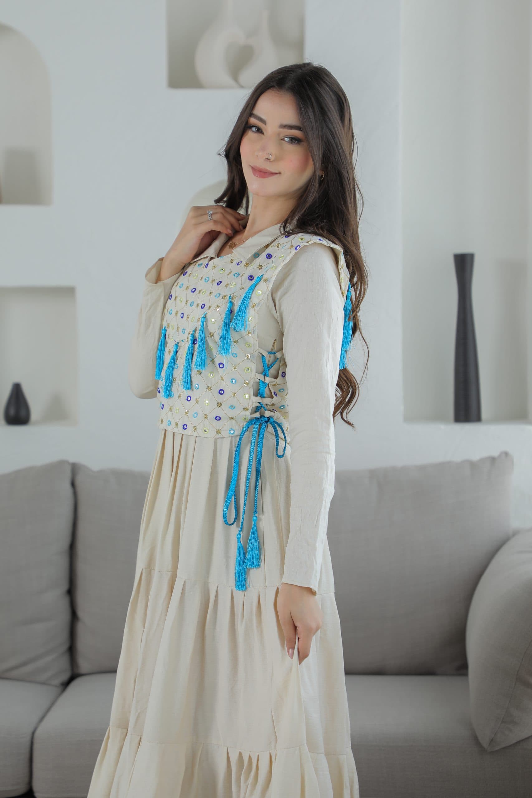 جلابية انيقة مزينة بخيوط زرقاء مع حزام ربط