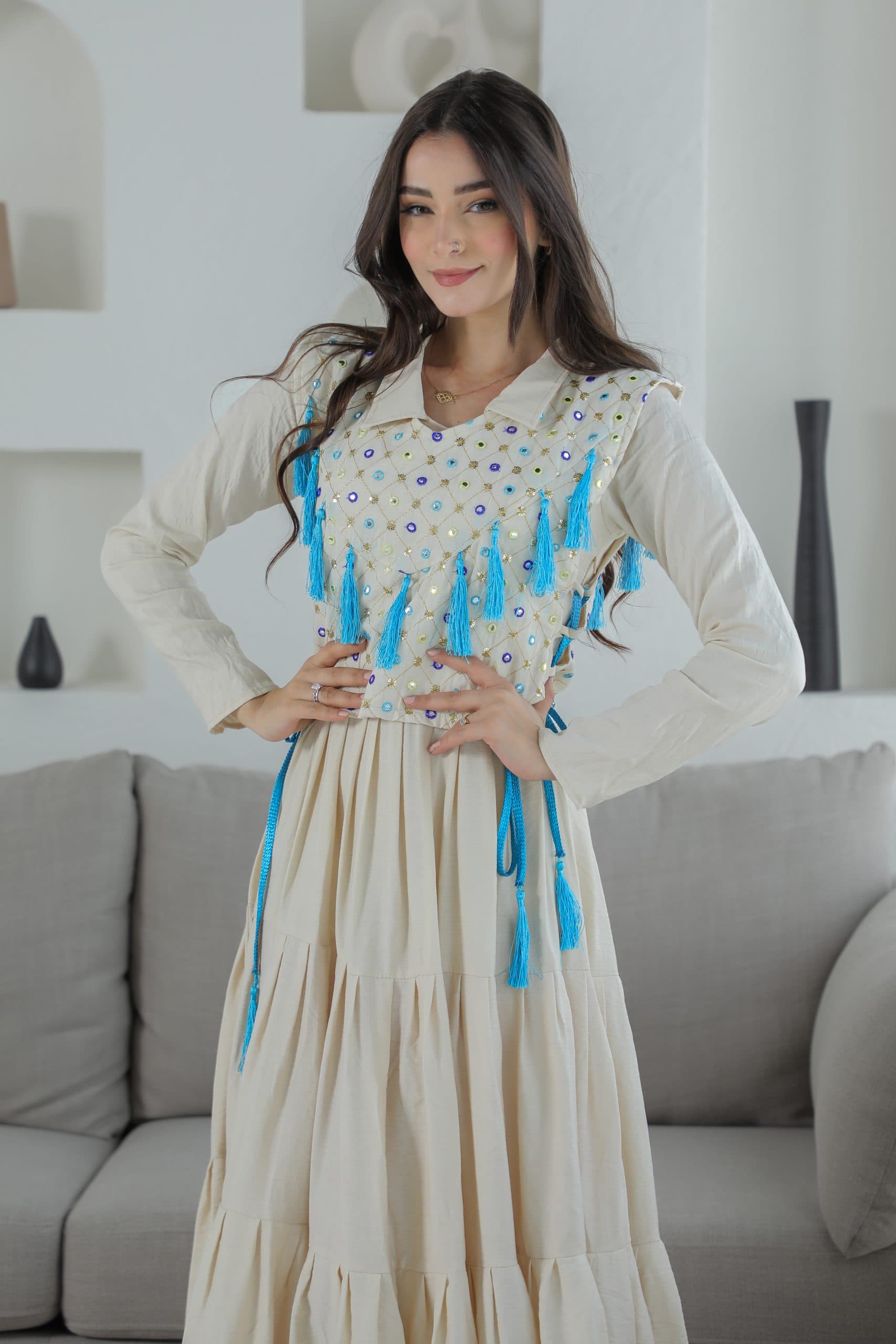 جلابية انيقة مزينة بخيوط زرقاء مع حزام ربط