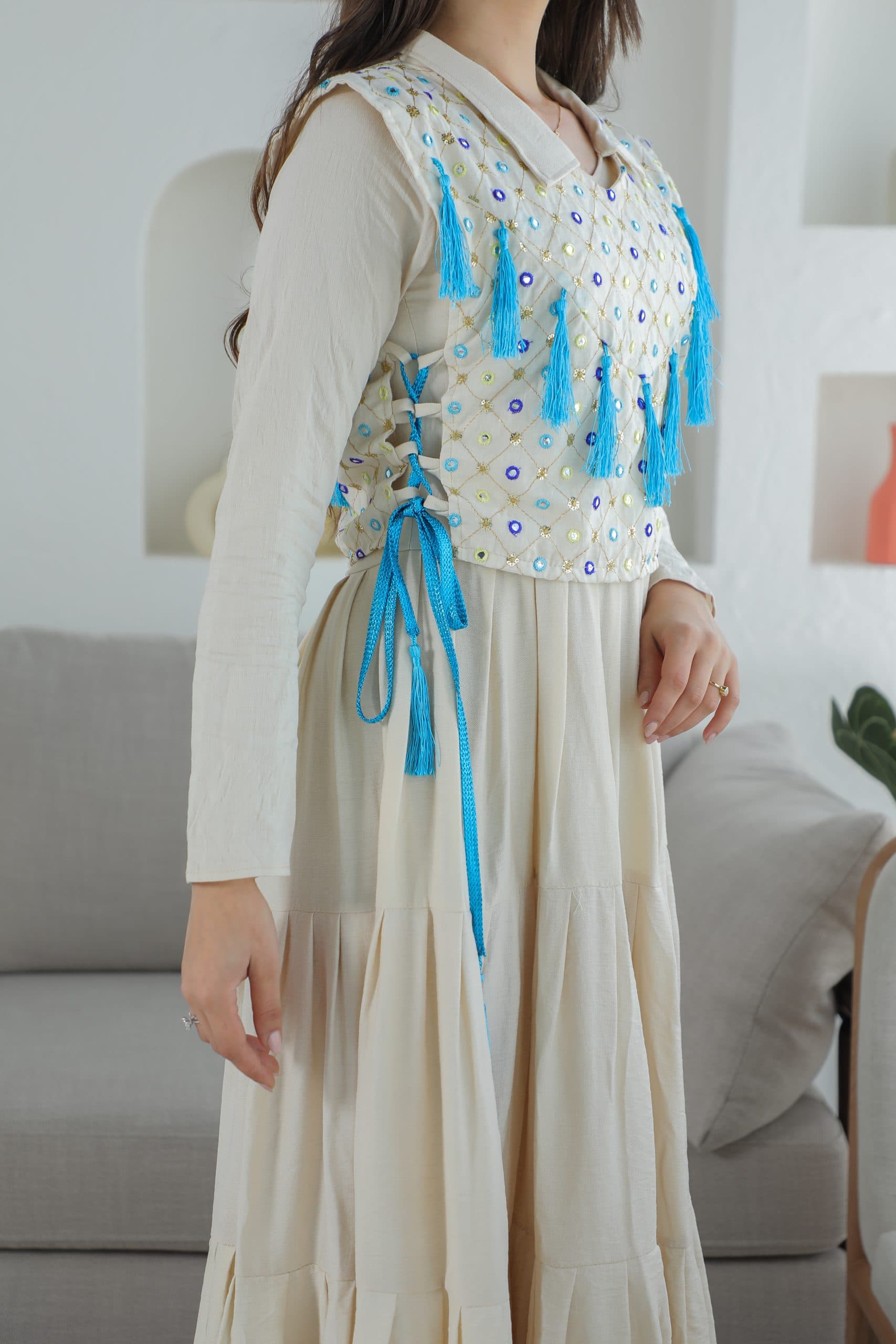 جلابية انيقة مزينة بخيوط زرقاء مع حزام ربط