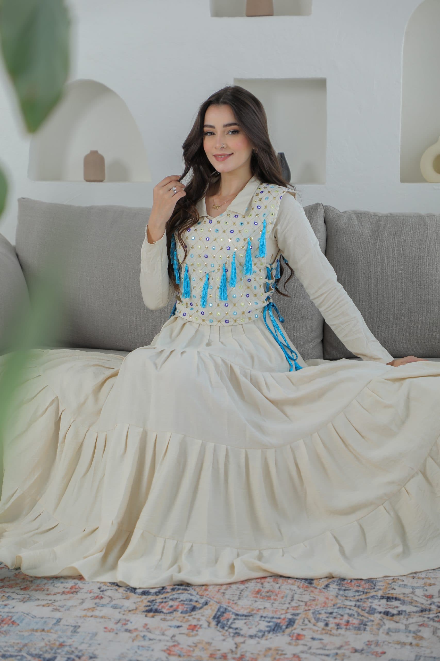 جلابية انيقة مزينة بخيوط زرقاء مع حزام ربط