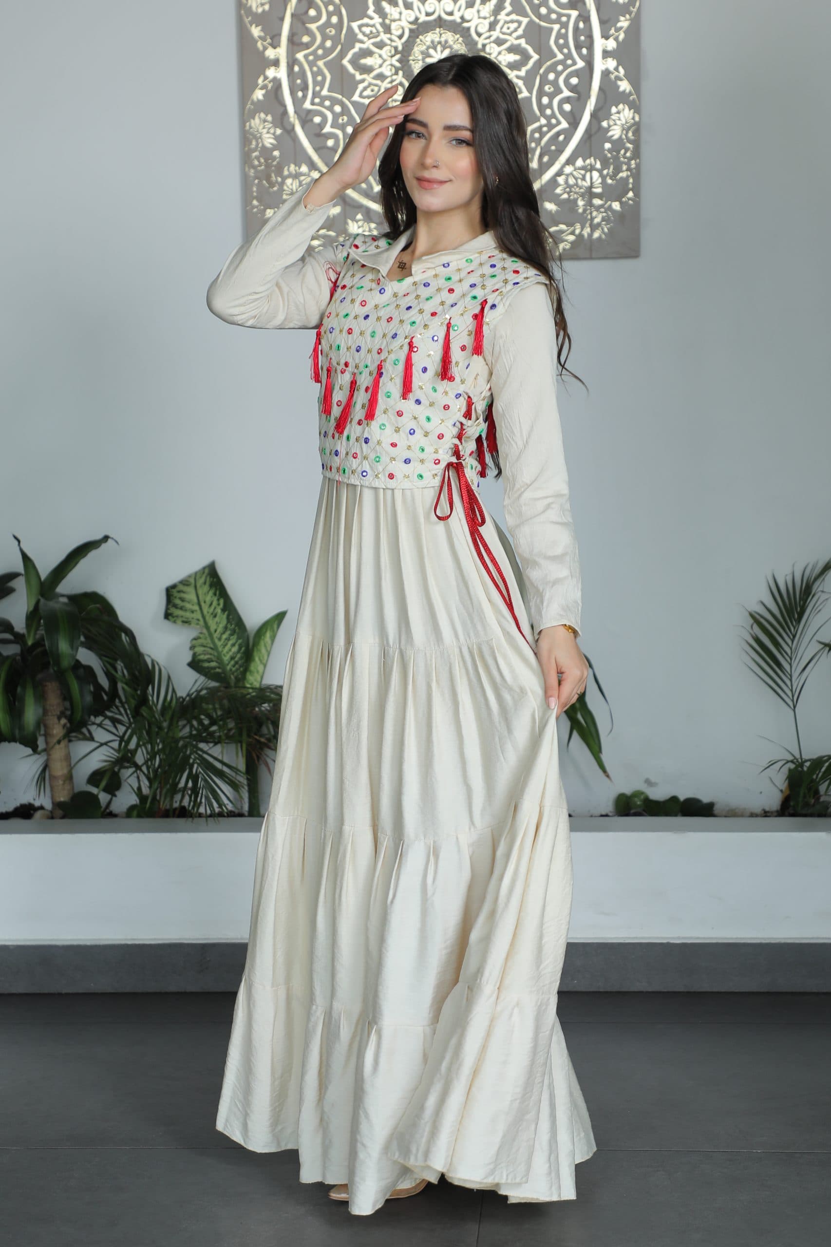 جلابية انيقة مزينة بخيوط زرقاء مع حزام ربط