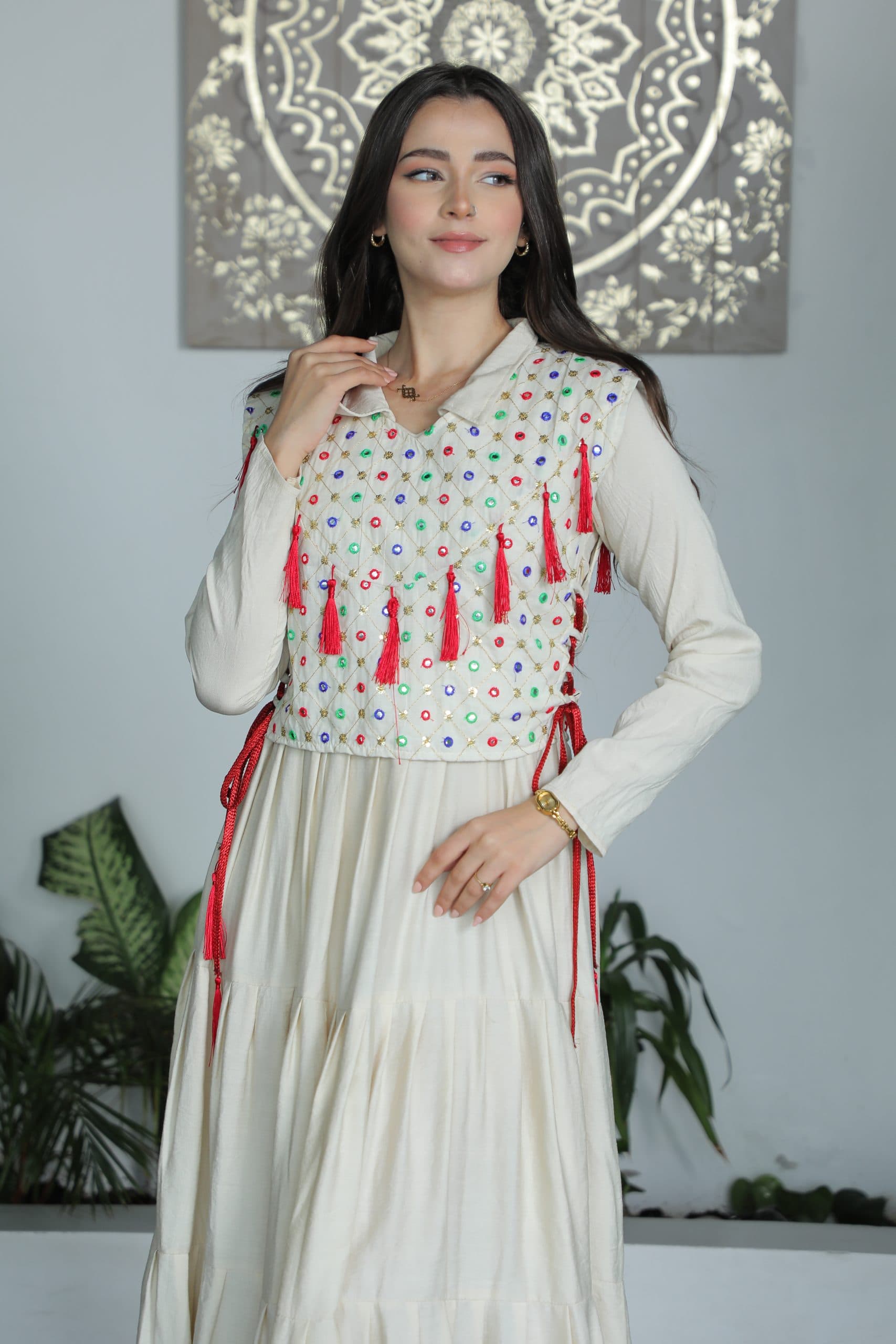 جلابية انيقة مزينة بخيوط زرقاء مع حزام ربط