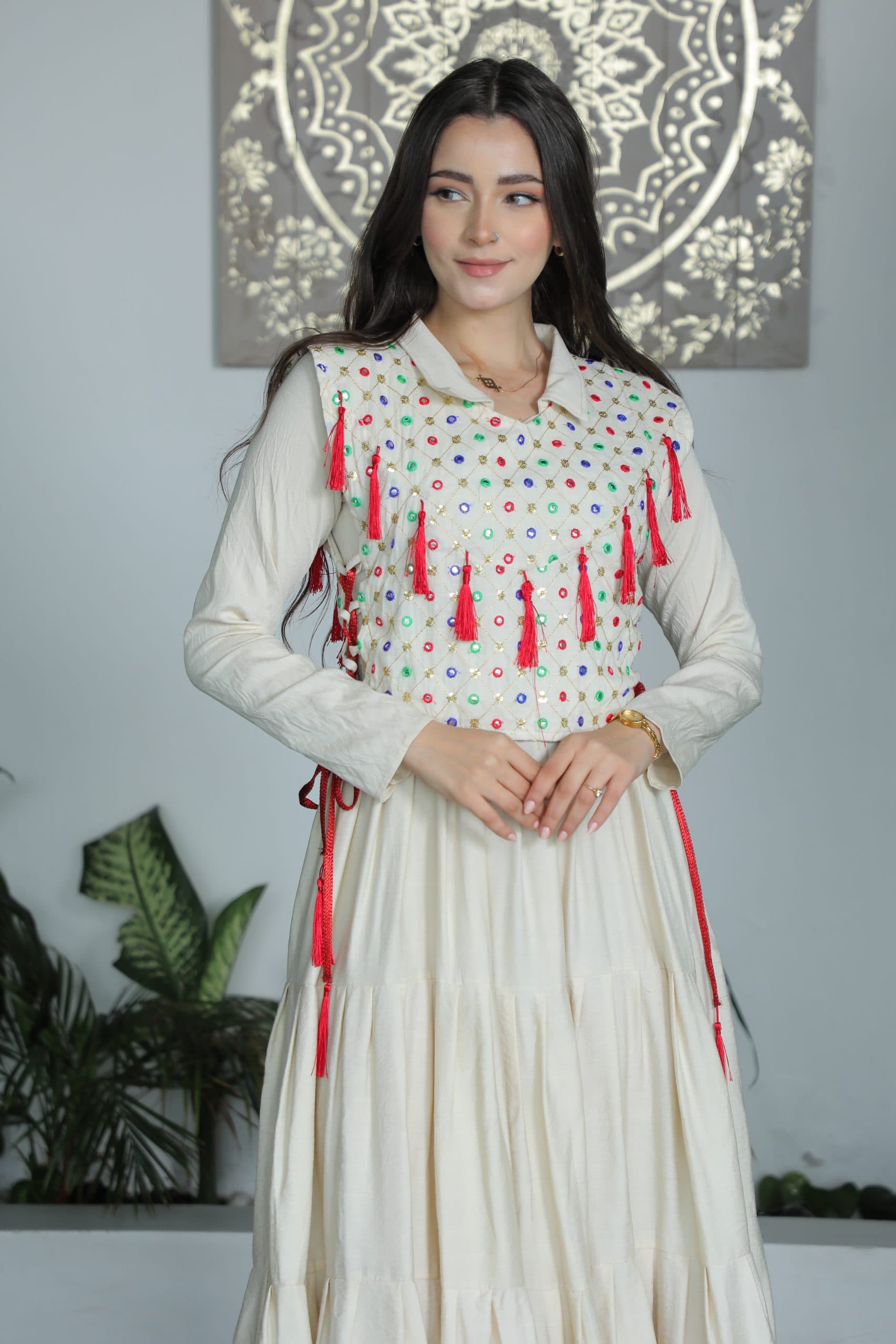 جلابية انيقة مزينة بخيوط زرقاء مع حزام ربط