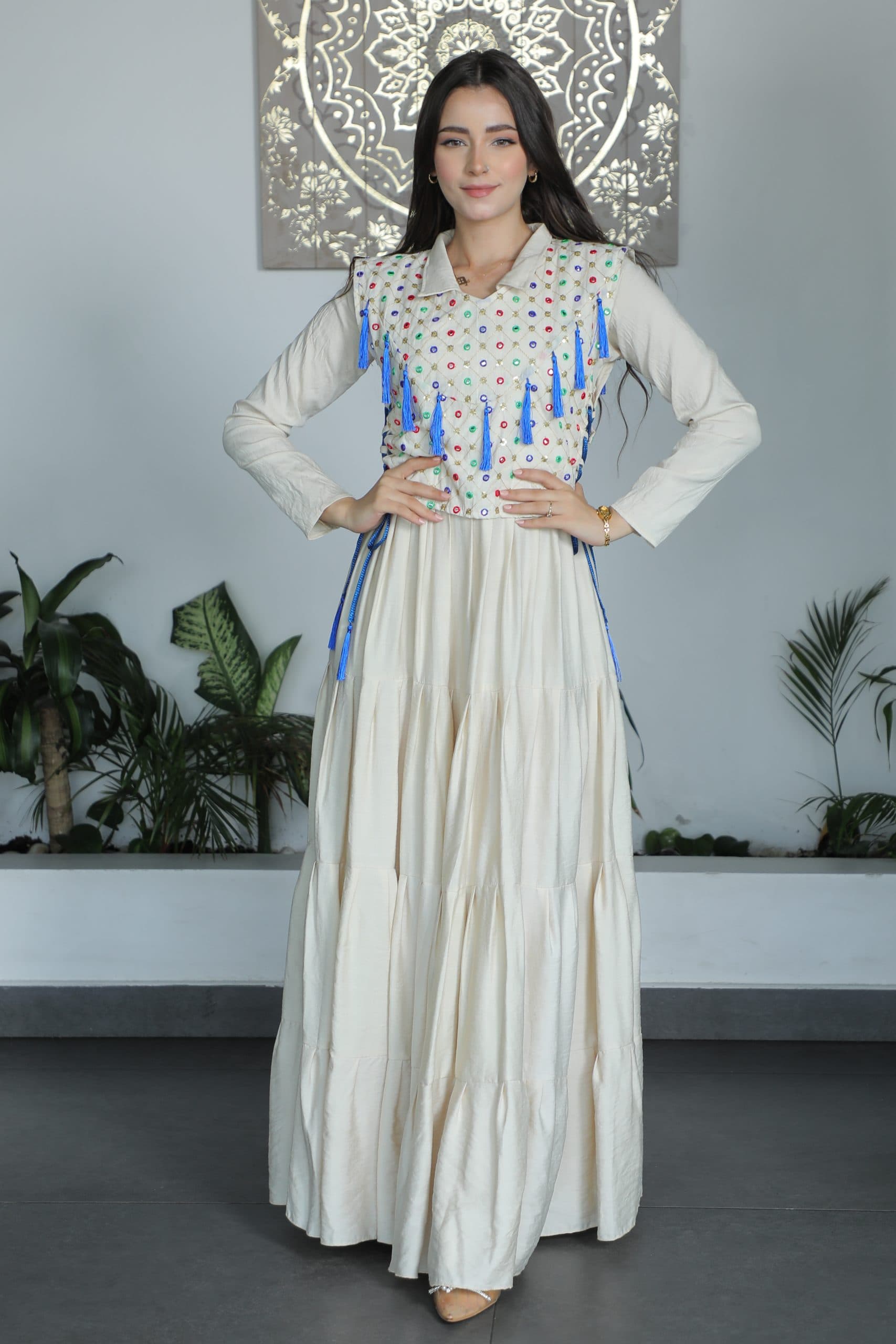 جلابية انيقة مزينة بخيوط زرقاء مع حزام ربط