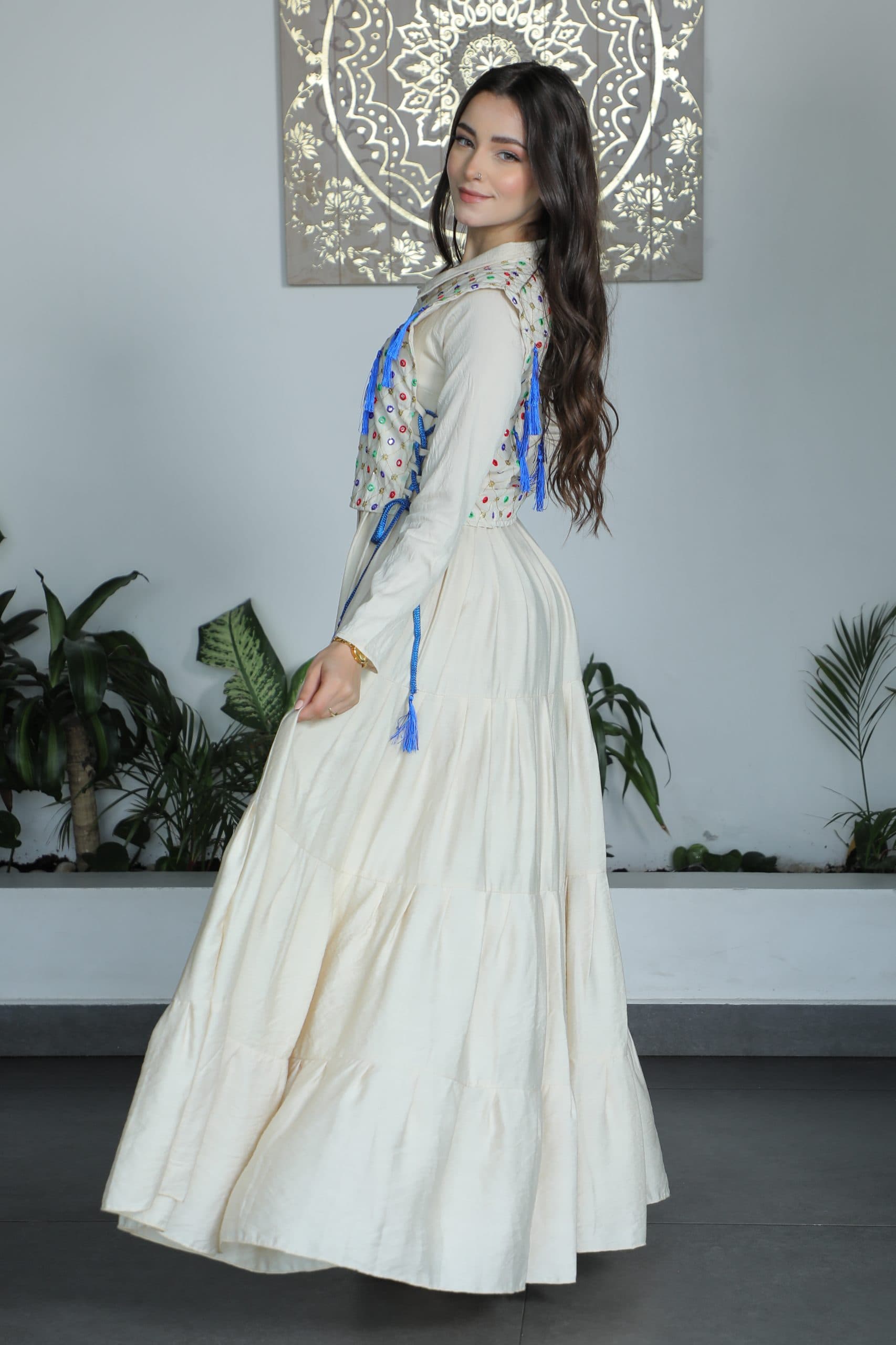 جلابية انيقة مزينة بخيوط زرقاء مع حزام ربط