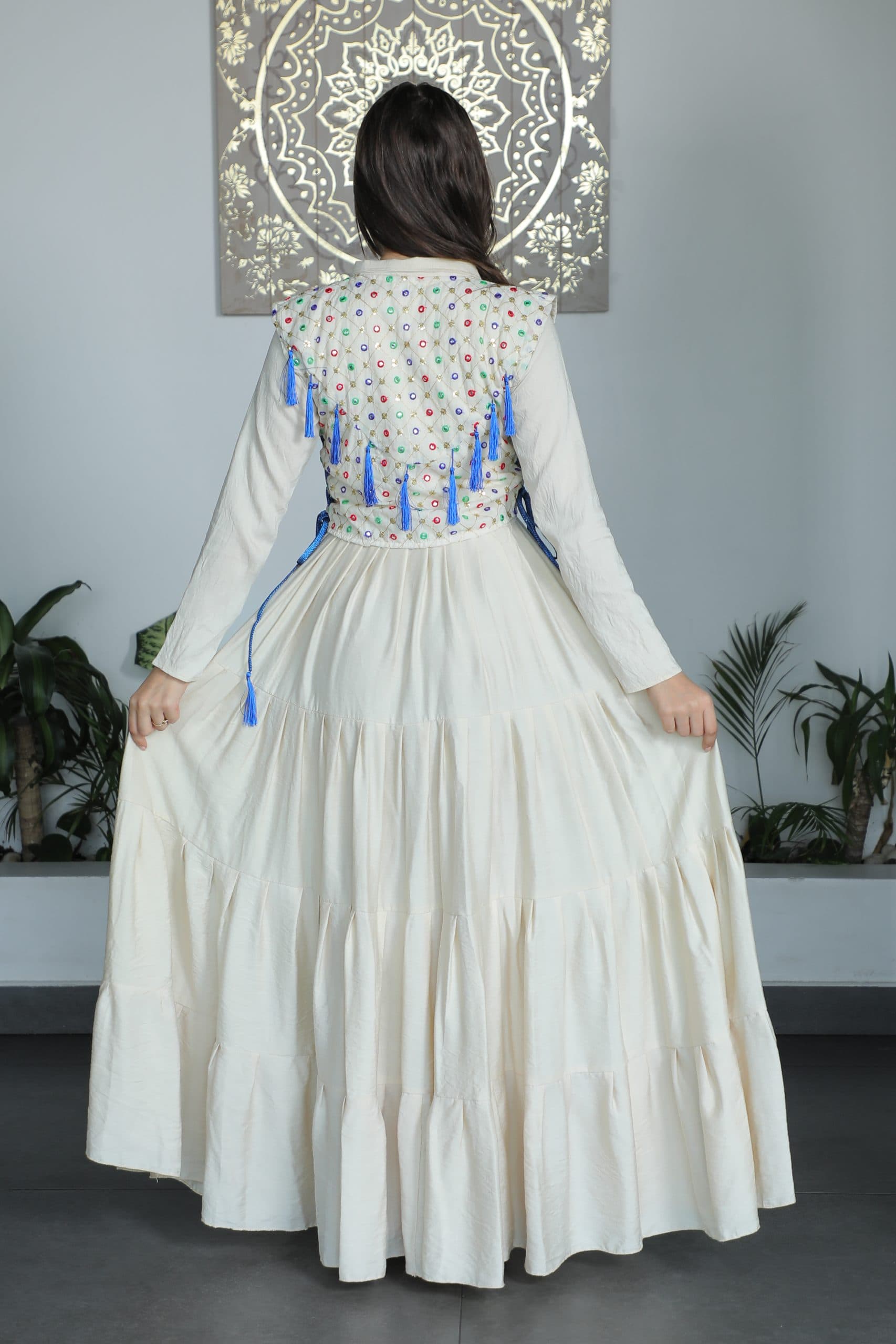 جلابية انيقة مزينة بخيوط زرقاء مع حزام ربط