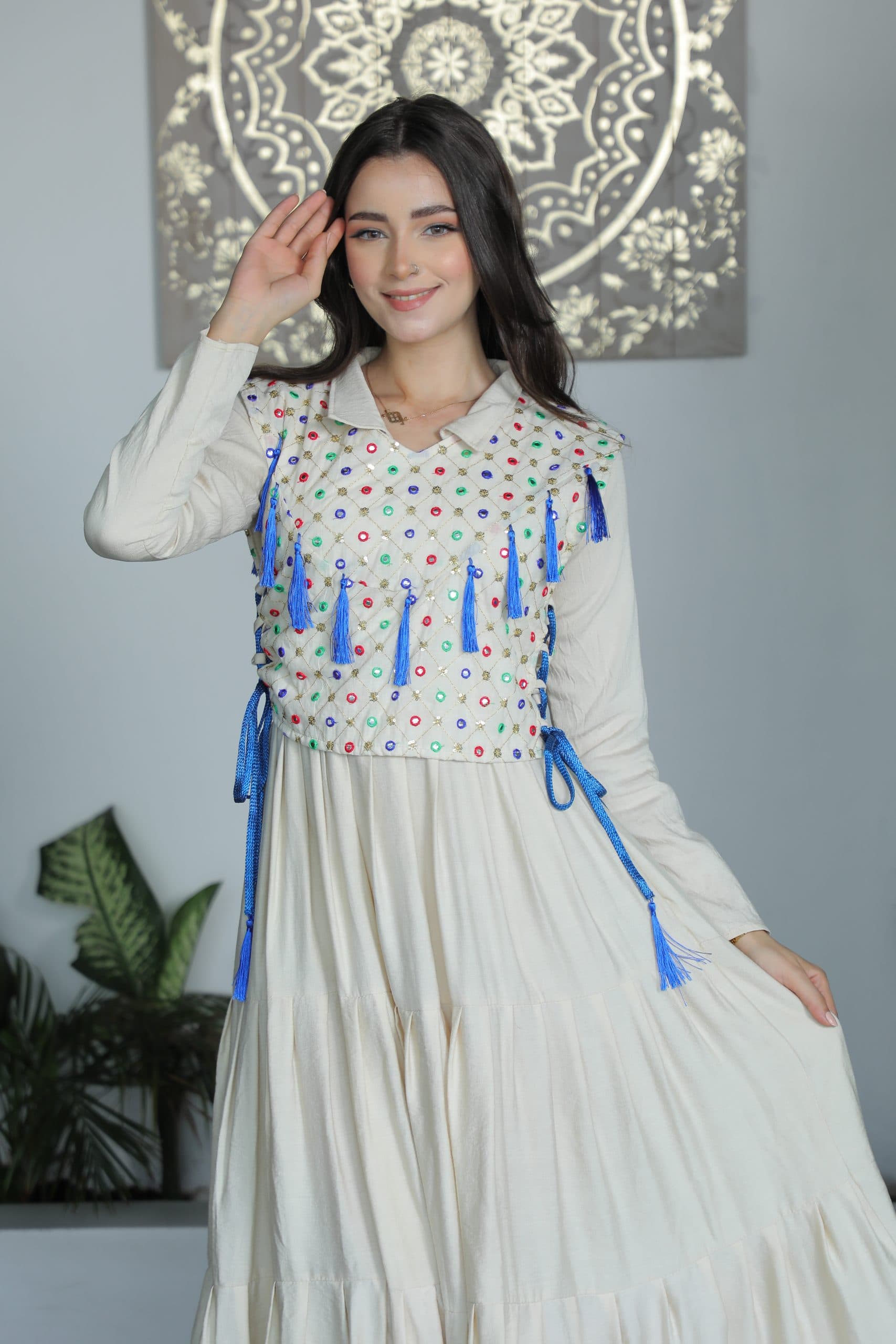 جلابية انيقة مزينة بخيوط زرقاء مع حزام ربط