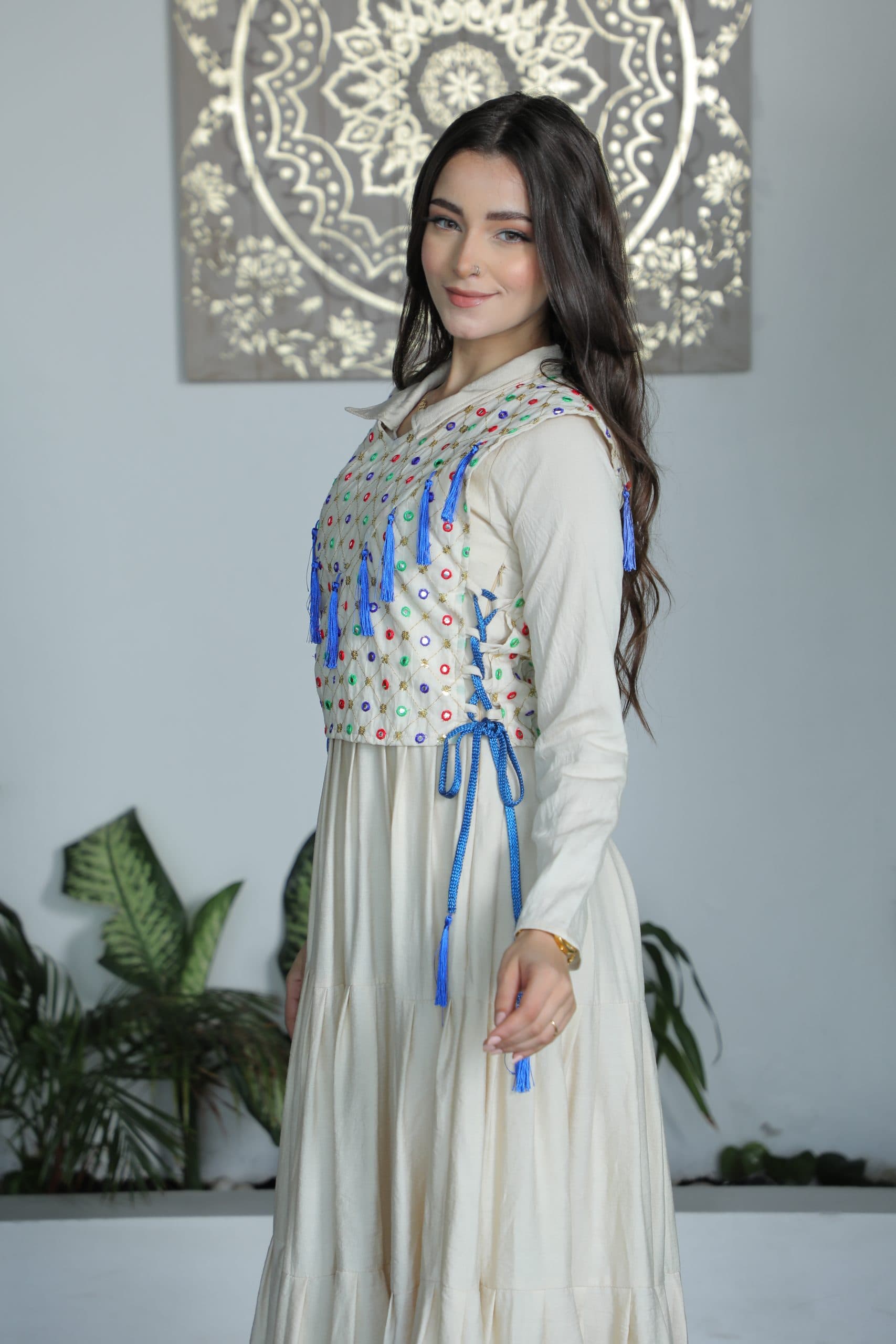 جلابية انيقة مزينة بخيوط زرقاء مع حزام ربط