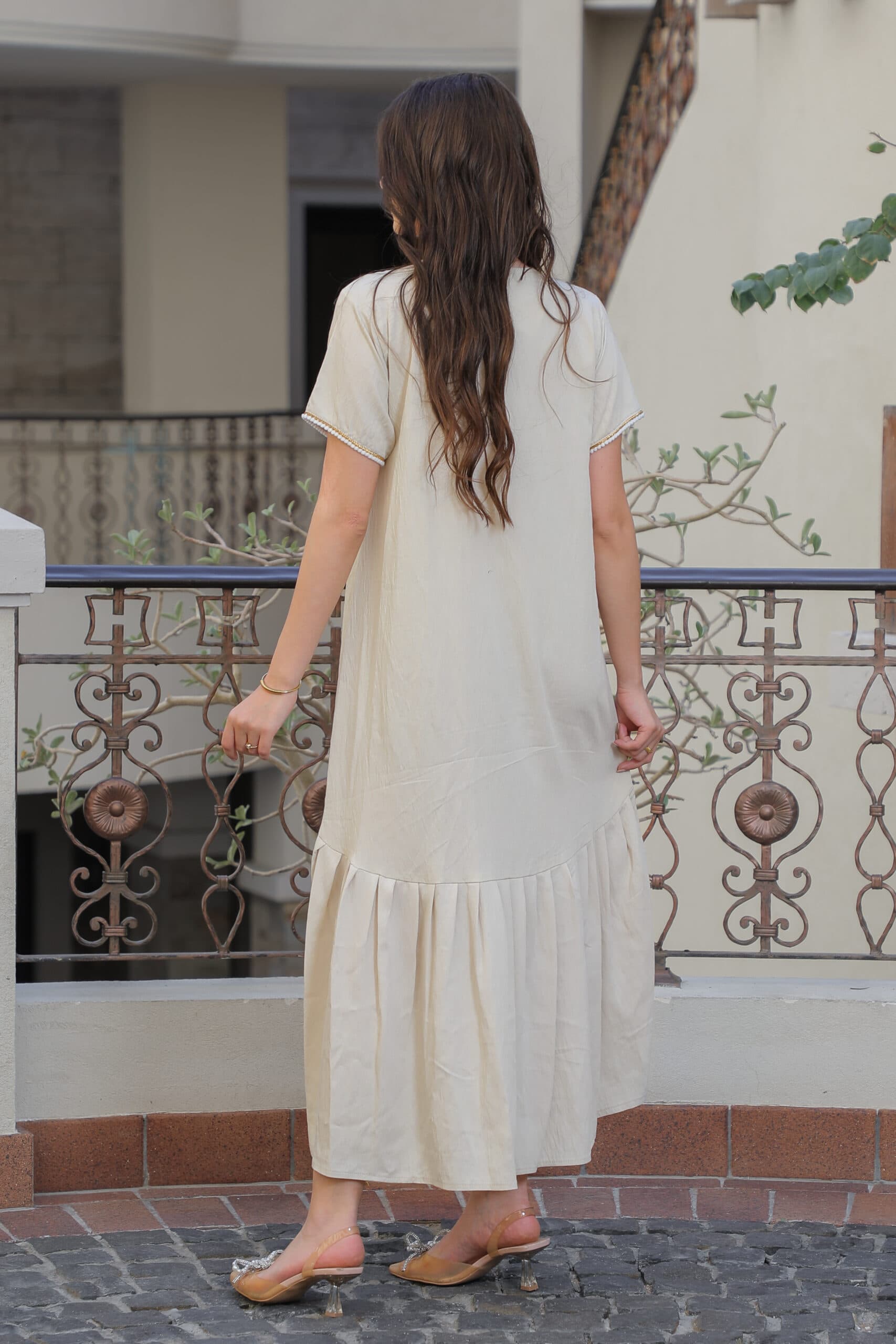 جلابية قصيرة مطرزة بخرز ملون