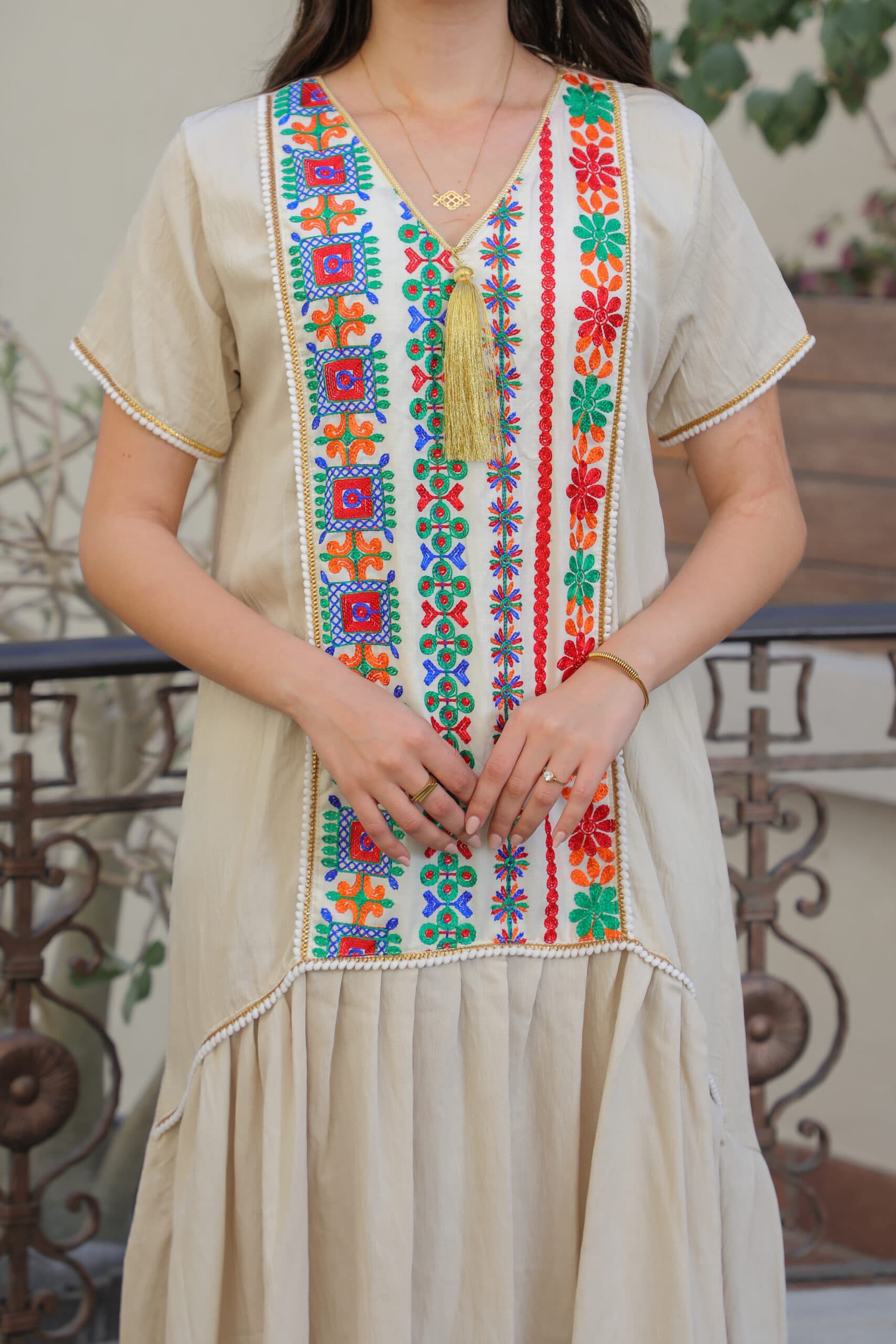 جلابية قصيرة مطرزة بخرز ملون