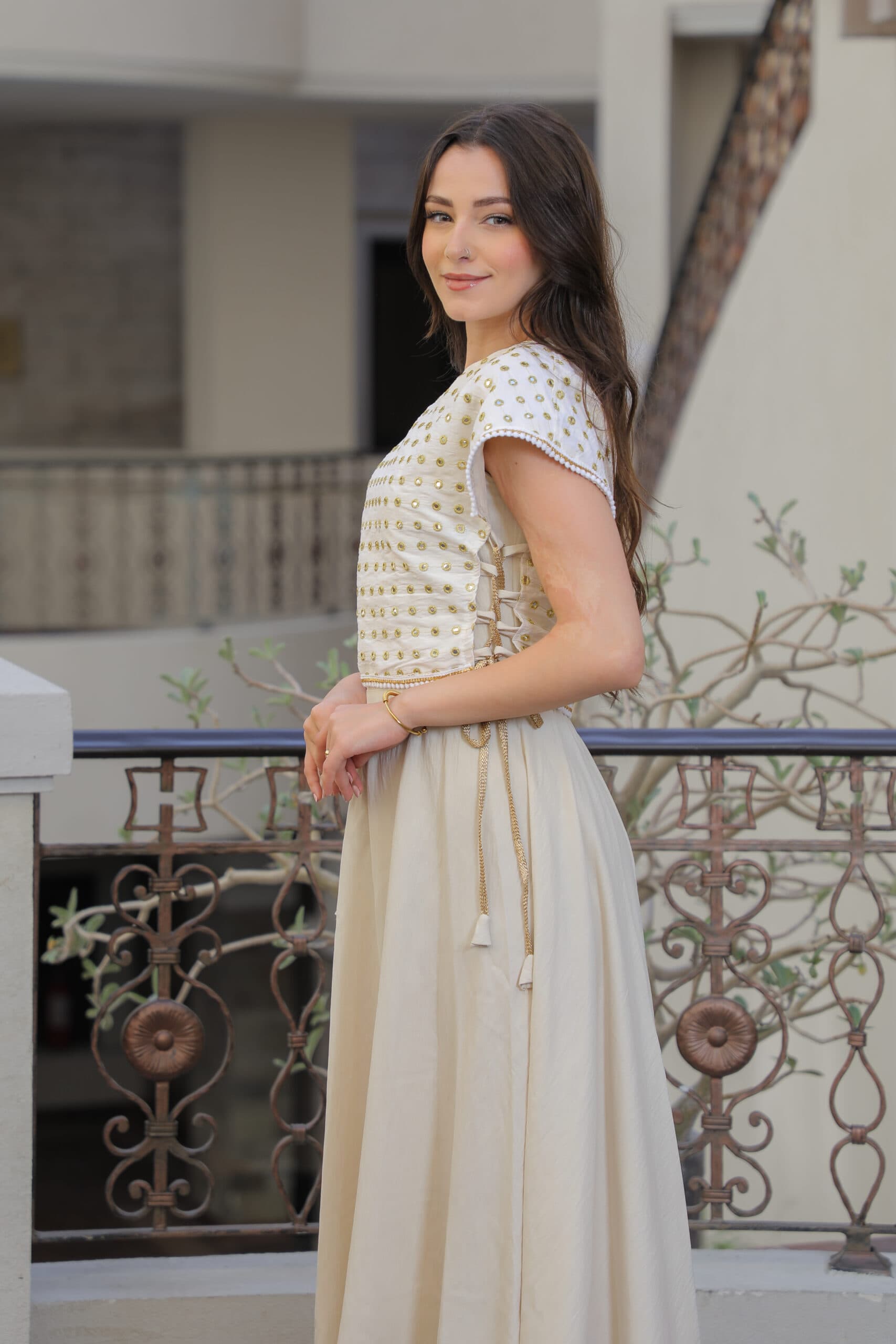 جلابية رمضانية ناعمة بخيوط ذهبية من الجوانب