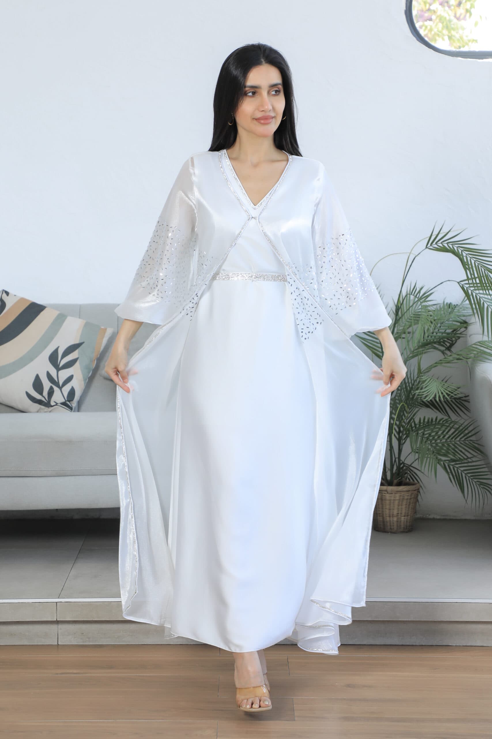 جلابيه مطرزه بتطريز ناعم مع حزام ع الخصر واكمام بف