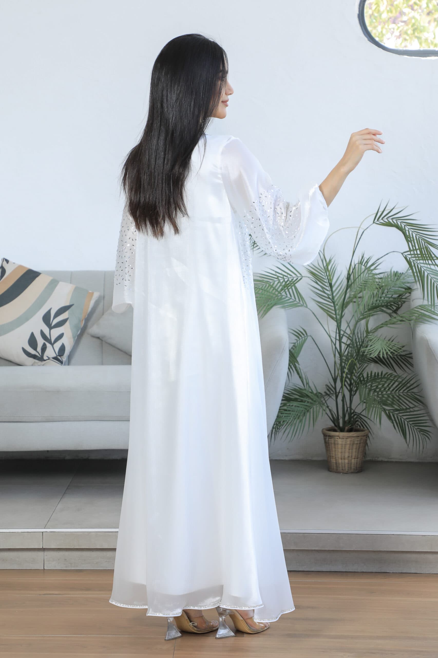 جلابيه مطرزه بتطريز ناعم مع حزام ع الخصر واكمام بف