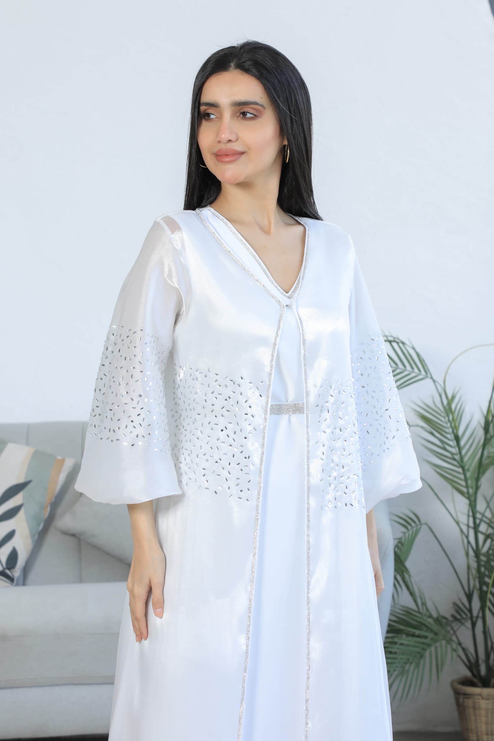 جلابيه مطرزه بتطريز ناعم مع حزام ع الخصر واكمام بف