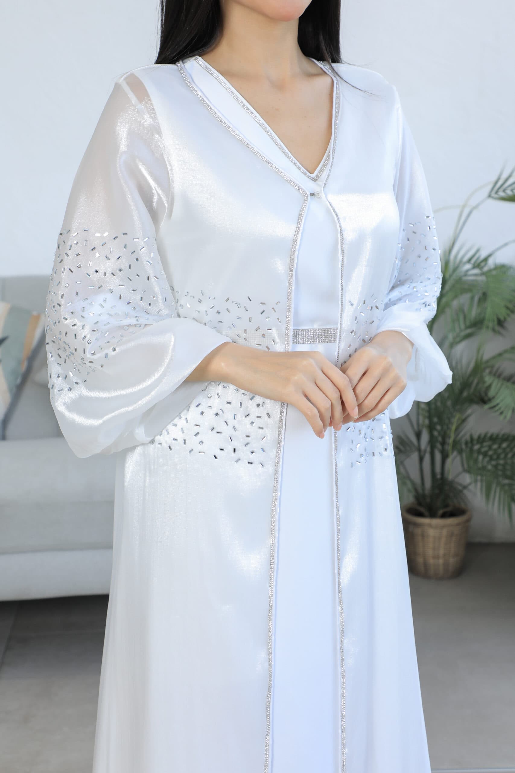 جلابيه مطرزه بتطريز ناعم مع حزام ع الخصر واكمام بف ابيض