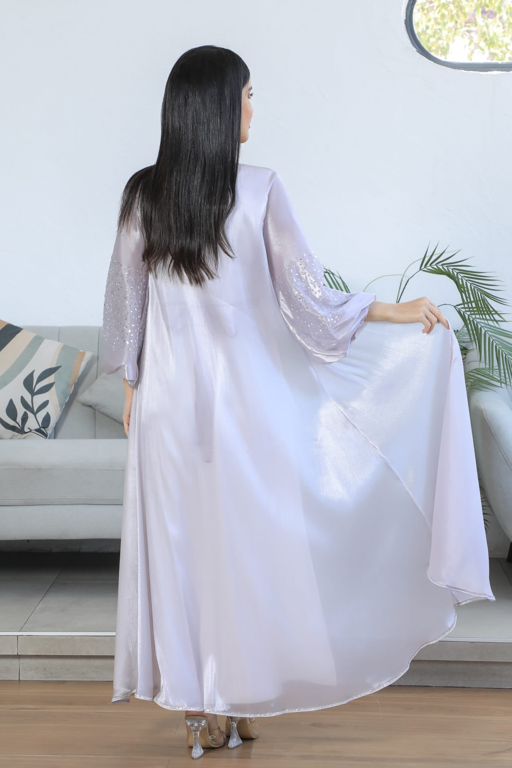 جلابيه مطرزه بتطريز ناعم مع حزام ع الخصر واكمام بف